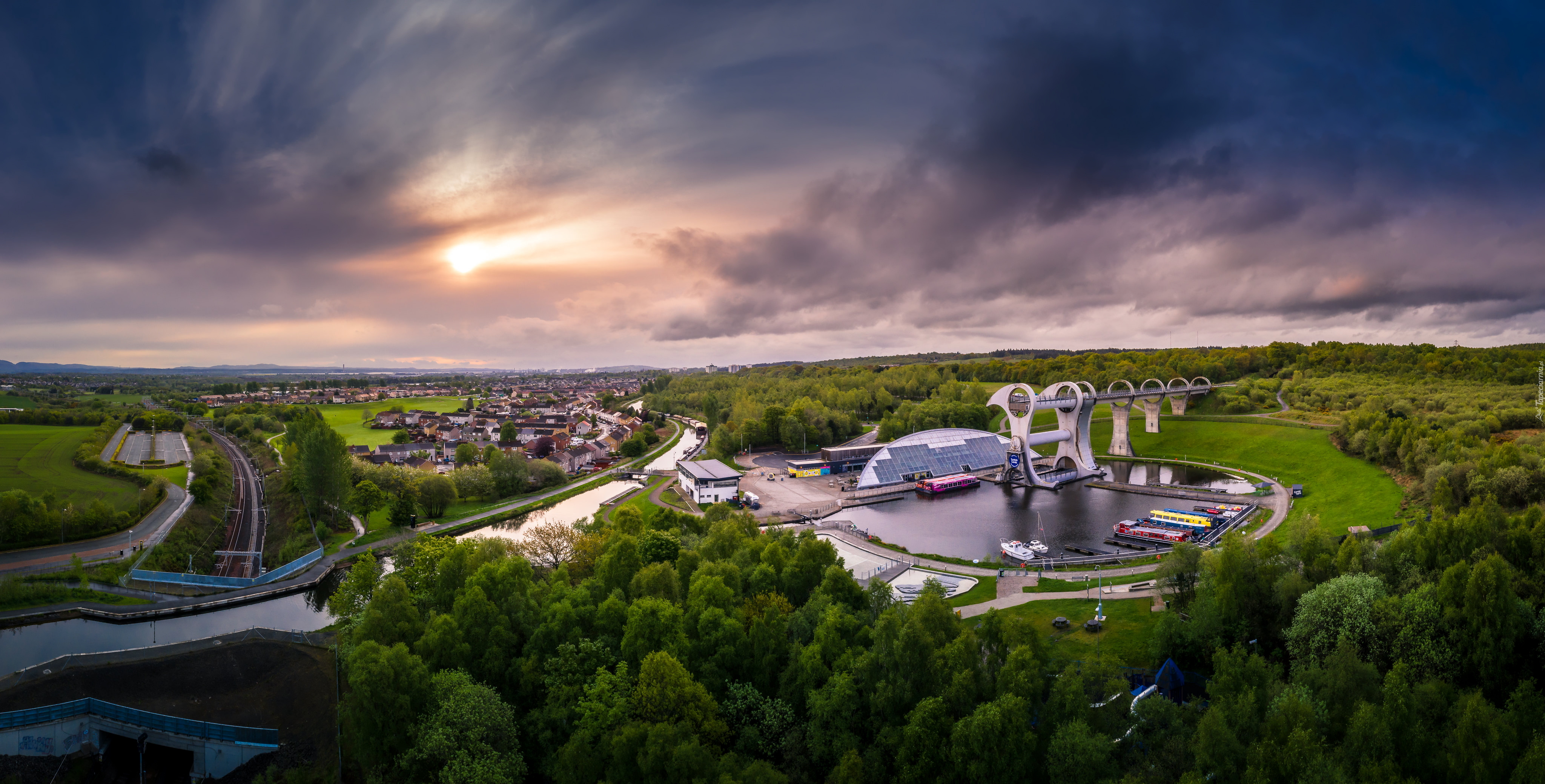 Jezioro, Rzeka, Falkirk Wheel, Śluza, Winda, Łodzie, Drzewa, Wschód słońca, Falkirk, Szkocja