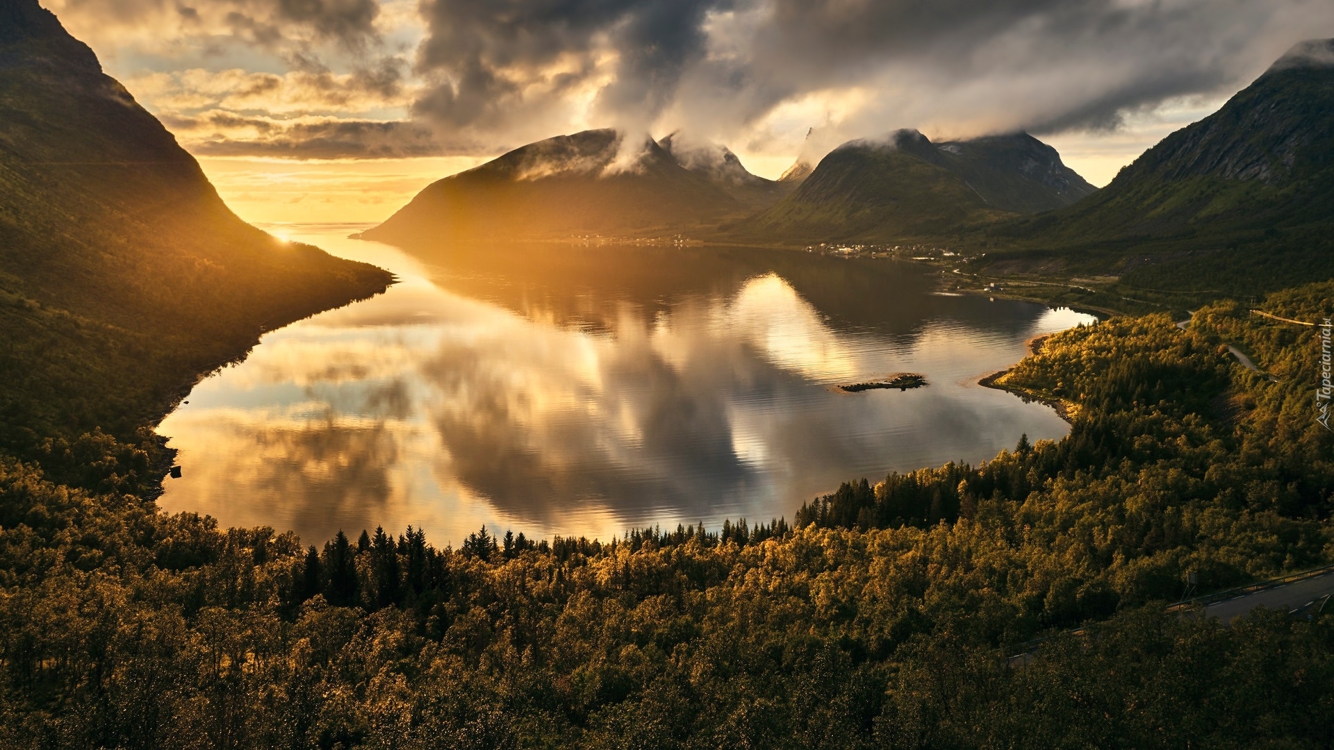 Góry, Morze, Blask, Słońca, Wierzchołki, Drzewa, Chmury, Wioska Bergsbotn, Wyspa Senja, Norwegia