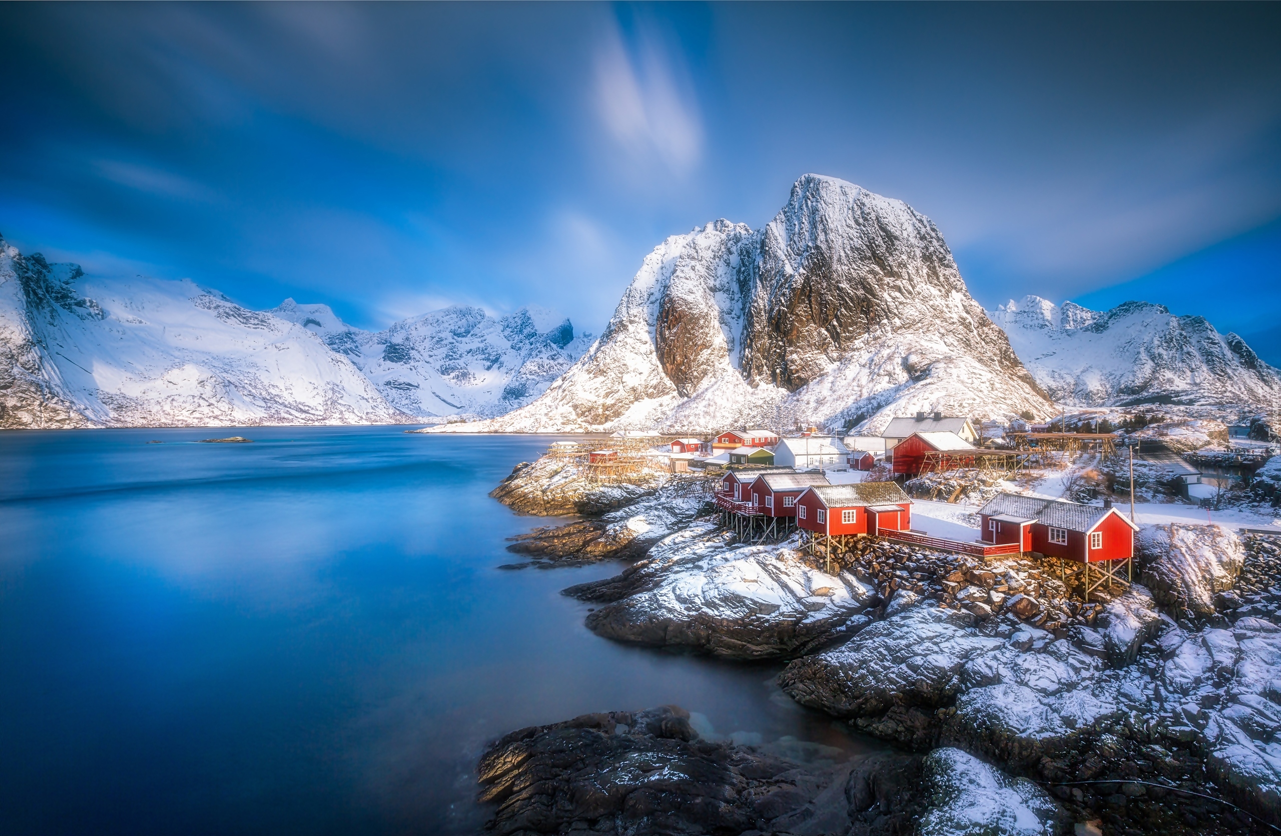 Norwegia, Lofoty, Wyspa Moskenesøya, Wioska Hamnøy, Domy, Góry, Morze