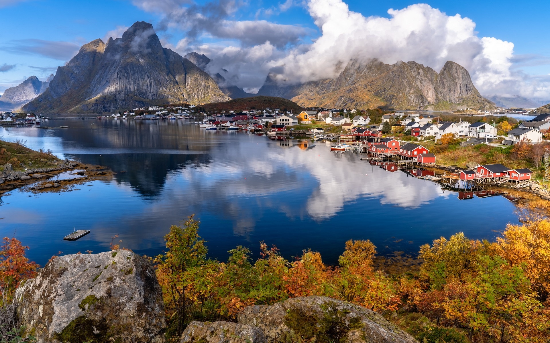 Norwegia, Lofoty, Wyspa Moskenesoya, Wioska Reine, Morze Norweskie Skały, Domy, Góry, Krzewy, Jesień, Chmury