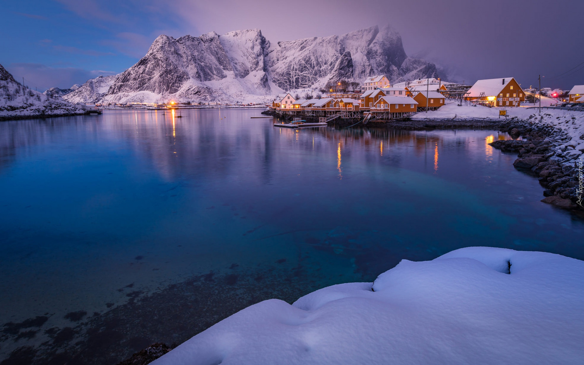 Zima, Morze, Śnieg, Góry, Skały, Domy, Wioska, Wyspa Moskenesoya, Lofoty, Norwegia