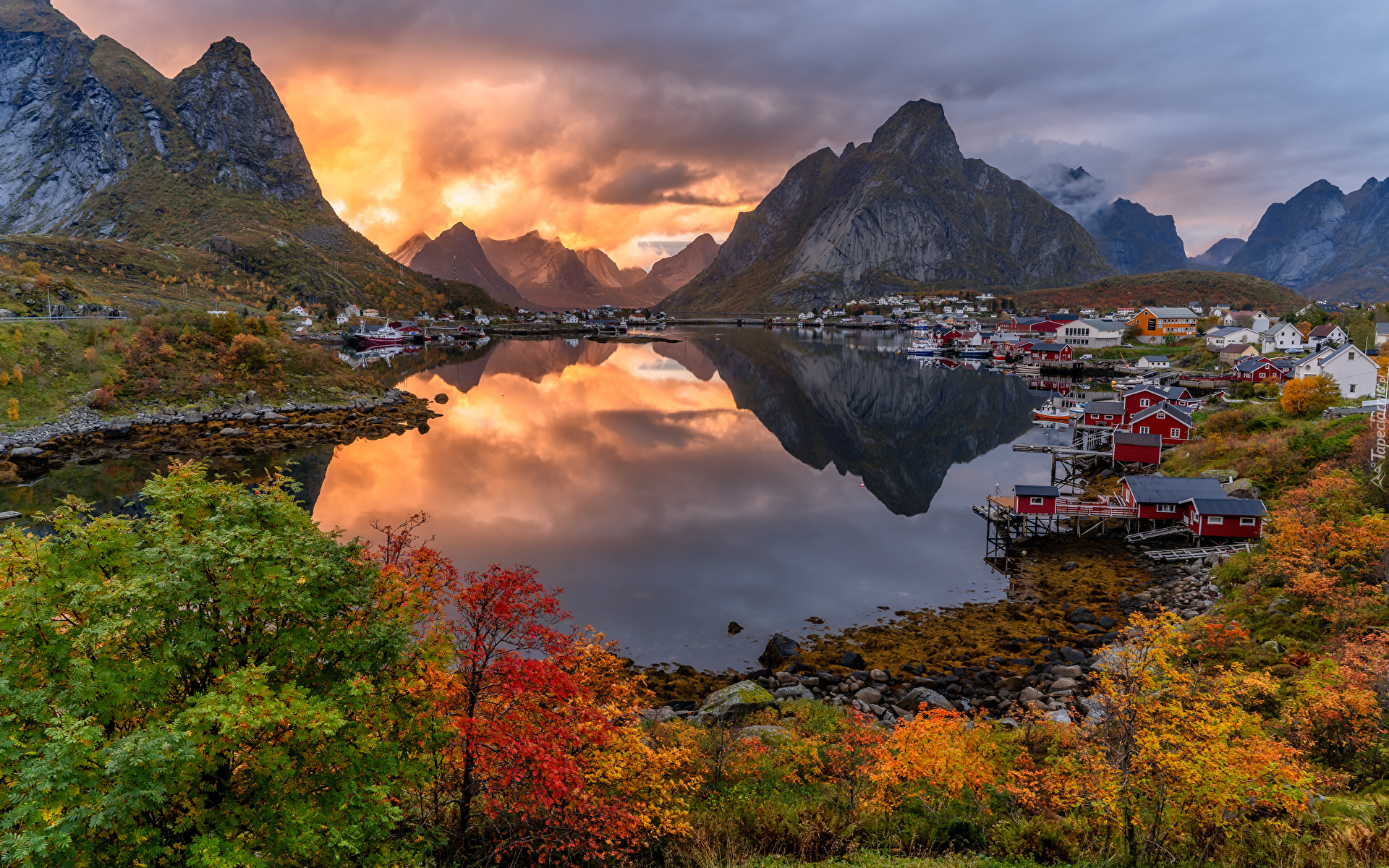 Norwegia, Lofoty, Morze, Góry, Chmury, Jesień, Drzewa, Wieś, Reine, Domy