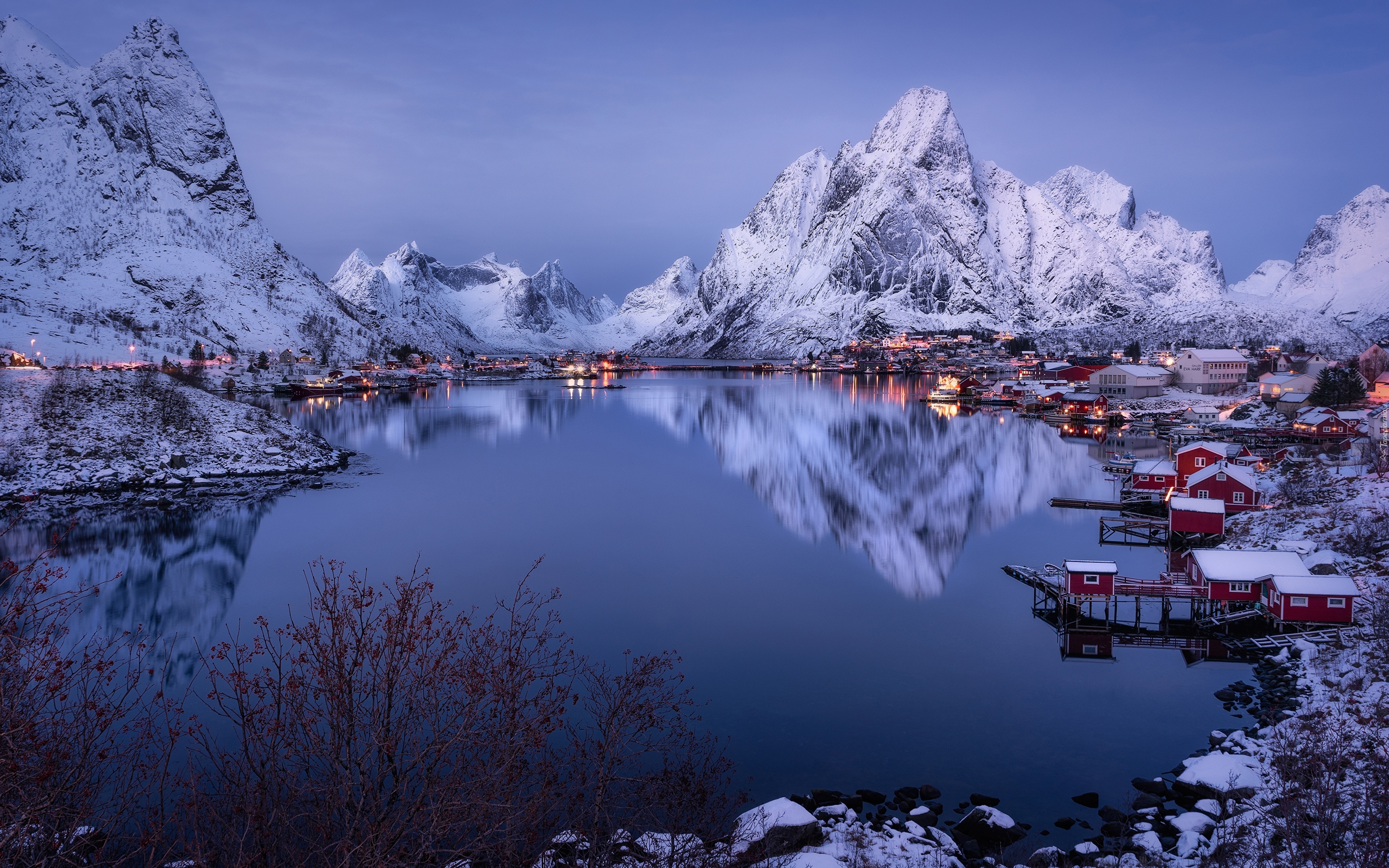 Zima, Śnieg, Morze Norweskie, Góry, Domy, Reine, Wyspa Moskenesoya, Lofoty, Norwegia