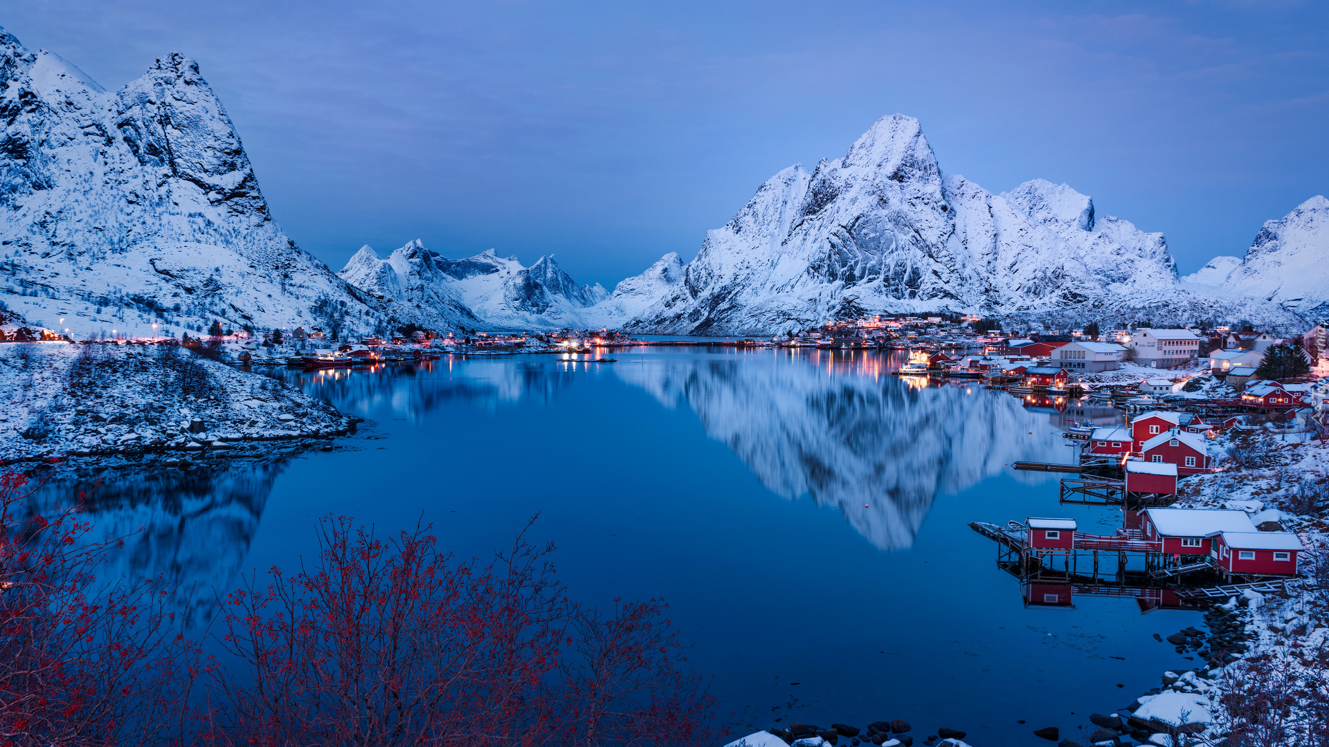 Zima, Śnieg, Morze Norweskie, Góry, Domy, Reine, Lofoty, Wyspa Moskenesoya, Norwegia