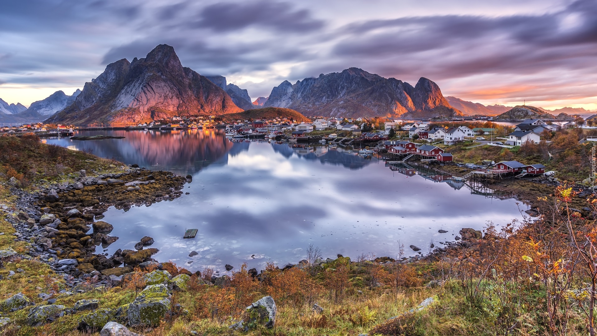 Norwegia, Lofoty, Wyspa Moskenesoya, Wioska Reine, Morze Norweskie, Kamienie, Domy, Góry