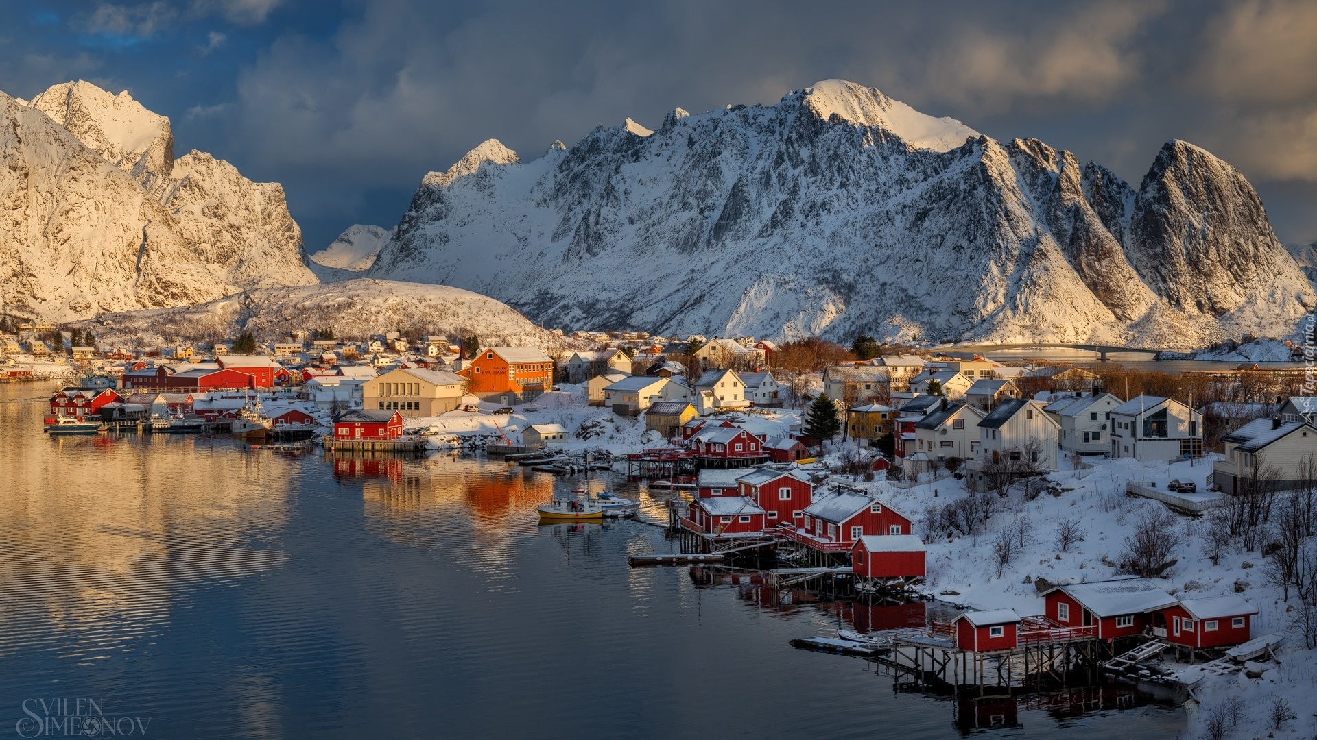 Norwegia, Lofoty, Wyspa Moskenesoya, Wioska Reine, Domy, Góry, Chmury, Zima