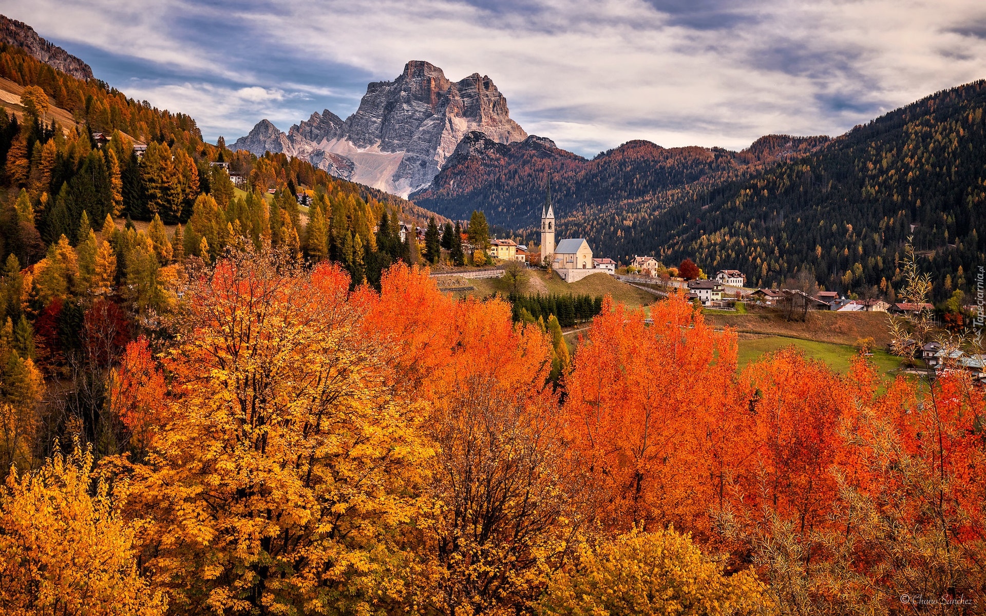 Włochy, Prowincja Belluno, Gmina Selva di Cadore, Góry, Dolomity, Szczyt Monte Pelmo, Jesień, Domy, Kościół