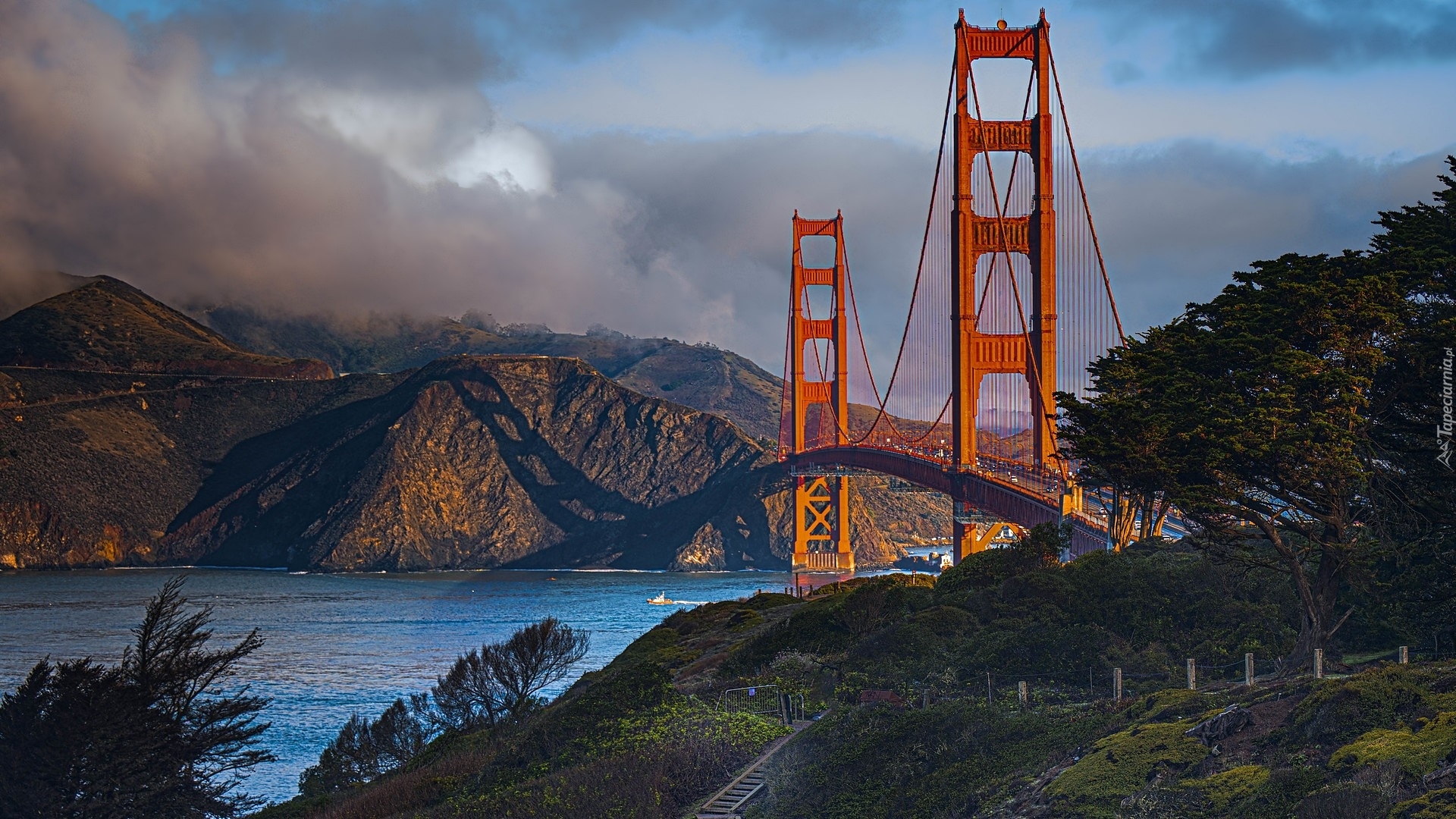 Góry, Cieśnina, Most, Golden Gate Bridge, Chmury, Drzewa, San Francisco, Kalifornia, Stany Zjednoczone