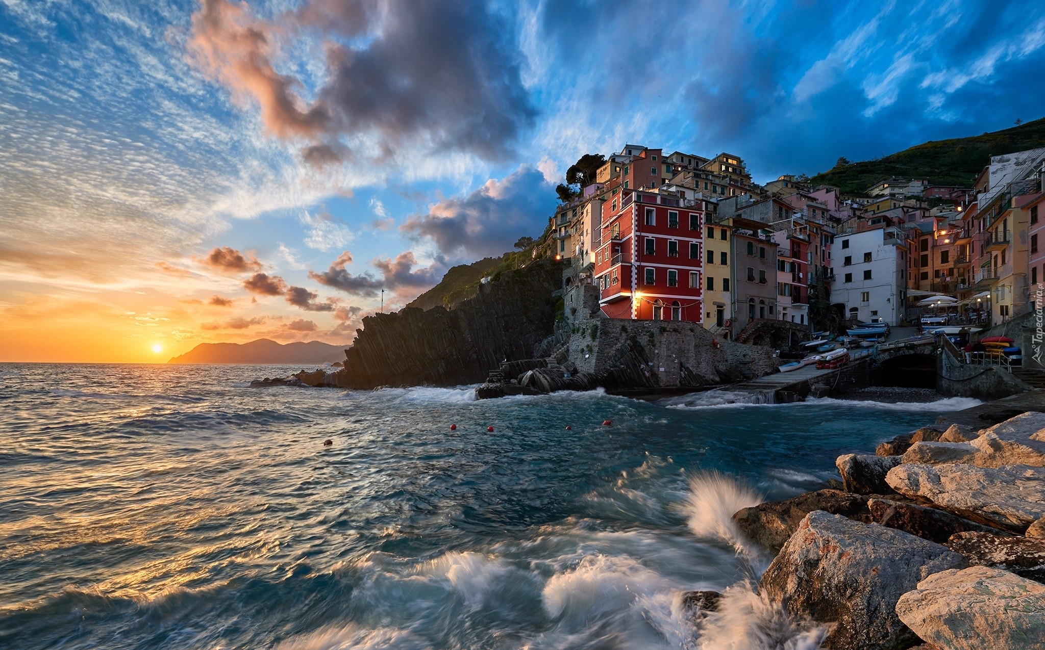 Włochy, Prowincja La Spezia, Riomaggiore, Morze, Skały, Chmury, Domy, Zachód słońca