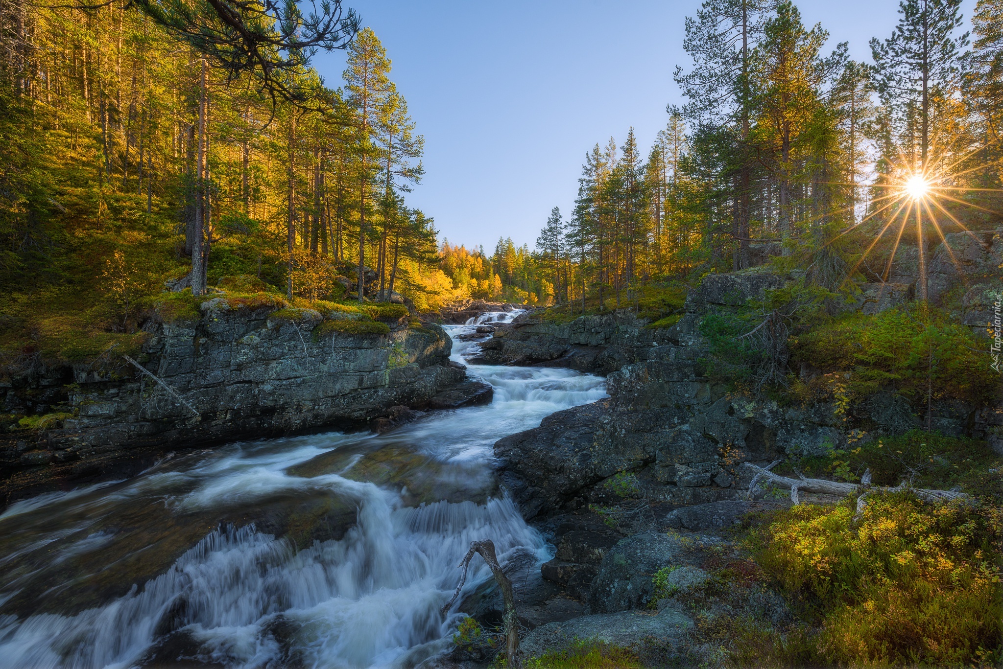 Norwegia, Dolina Hedalen, Wodospad Aurdalsfossa, Rzeka, Promienie słońca, Skały, Drzewa