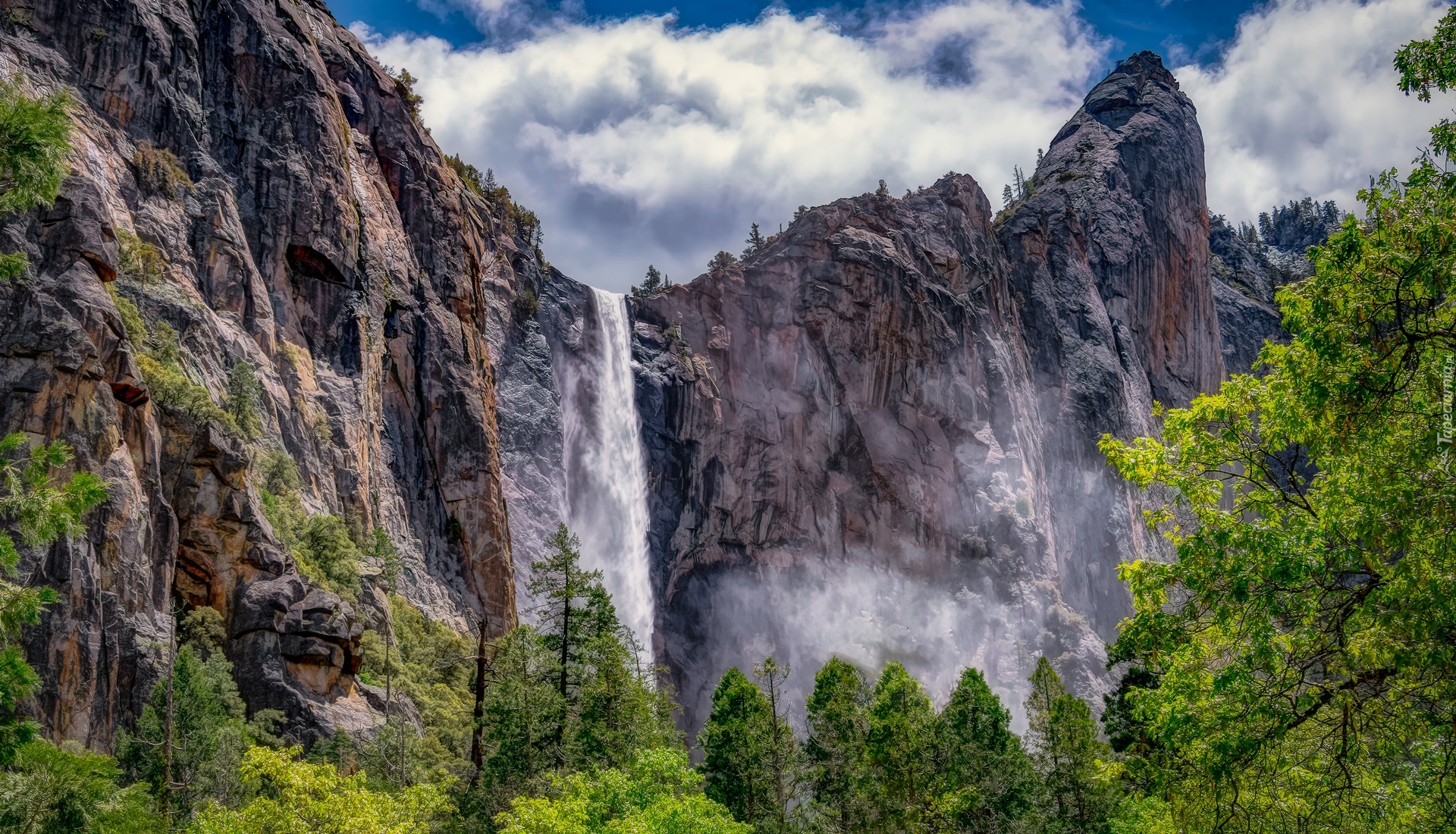Stany Zjednoczone, Stan Kalifornia, Park Narodowy Yosemite, Góry, Wodospad, Bridalveil Fall, Drzewa, Chmury