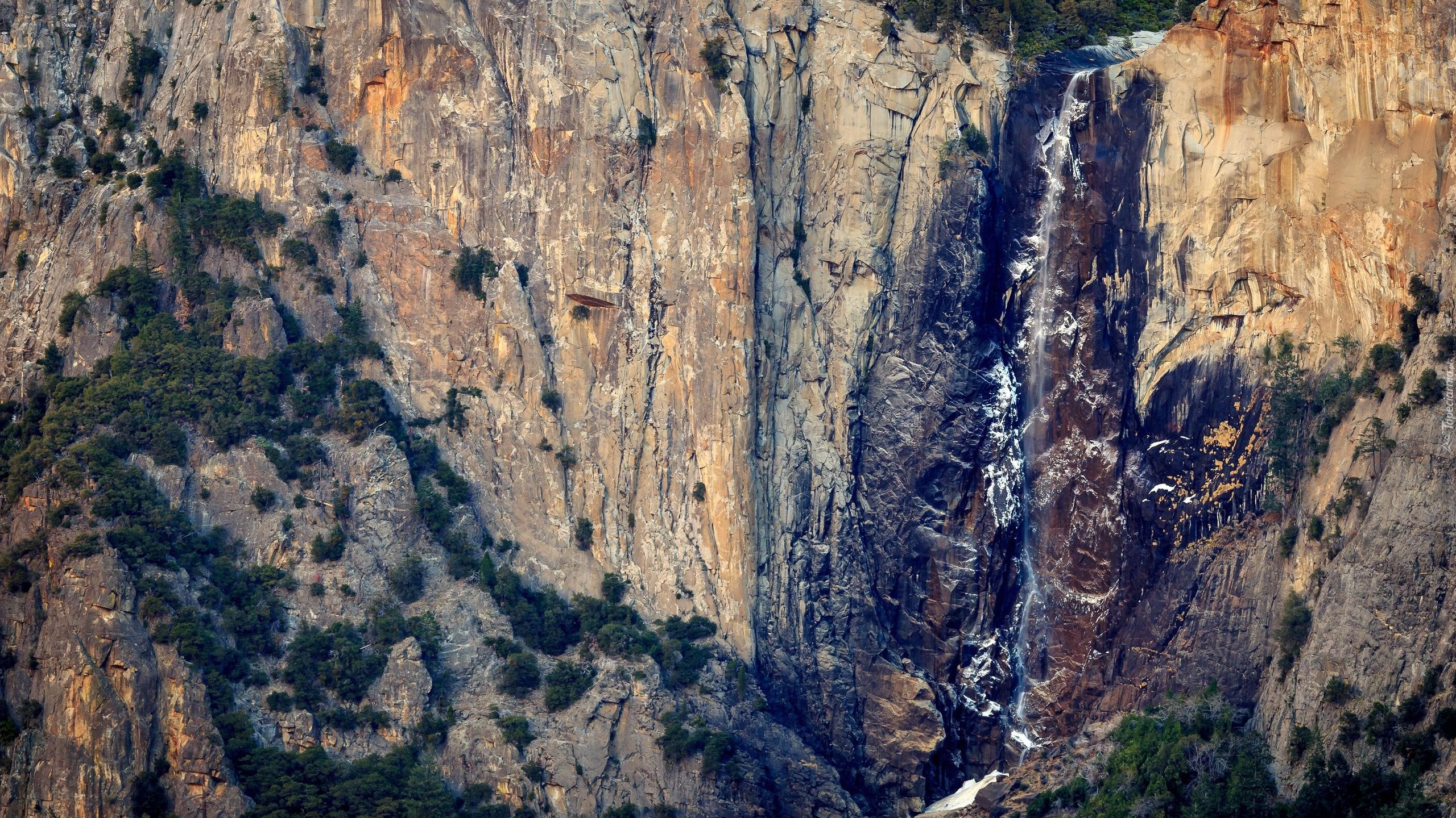 Stany Zjednoczone, Kalifornia, Park Narodowy Yosemite, Góry, Skały
 Wodospad Bridalveil Falls