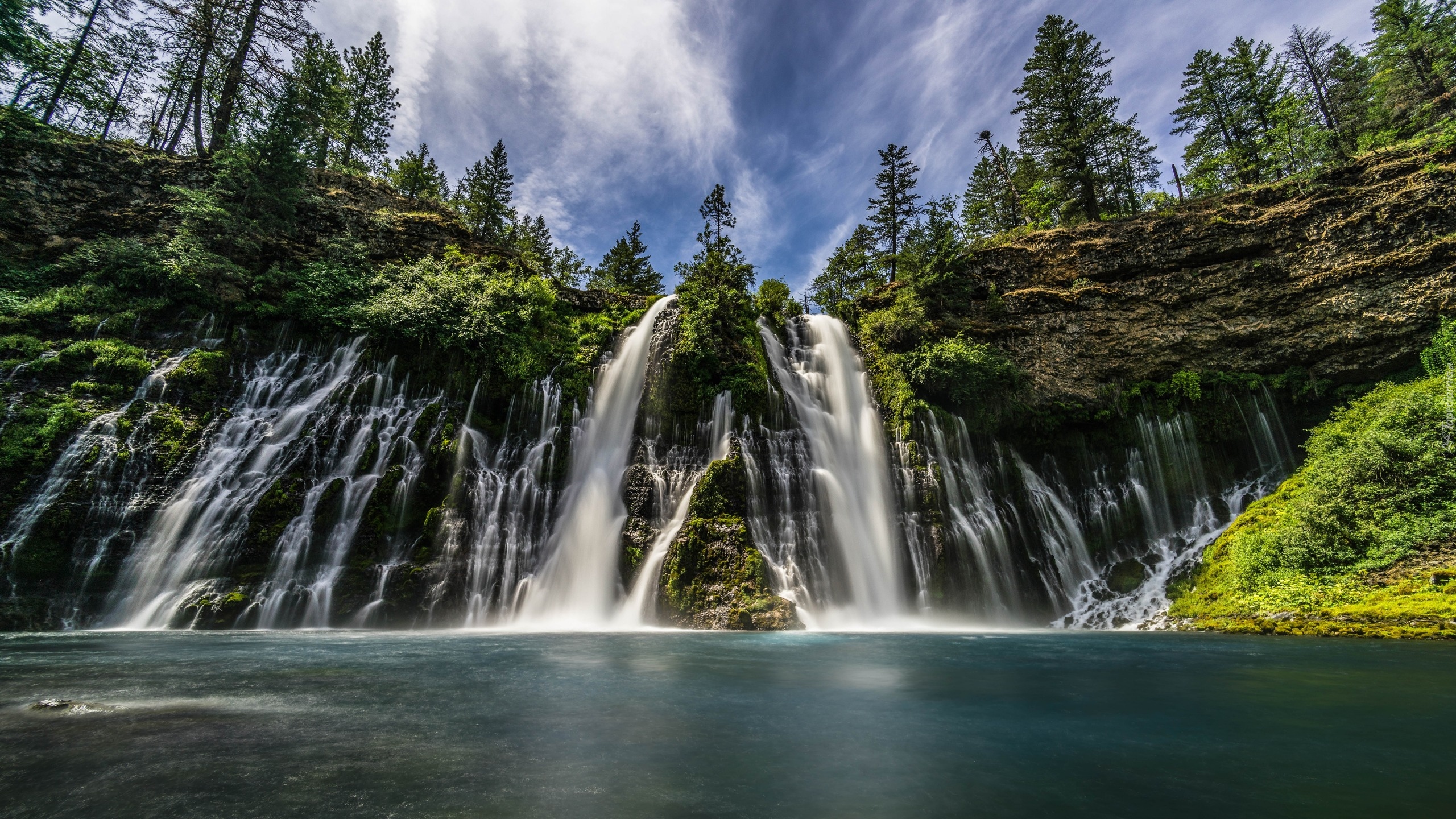 Wodospad Burney Falls, Park miejski McArthur-Burney Falls, Stan Kalifornia, Stany Zjednoczone, Kaskada, Skały