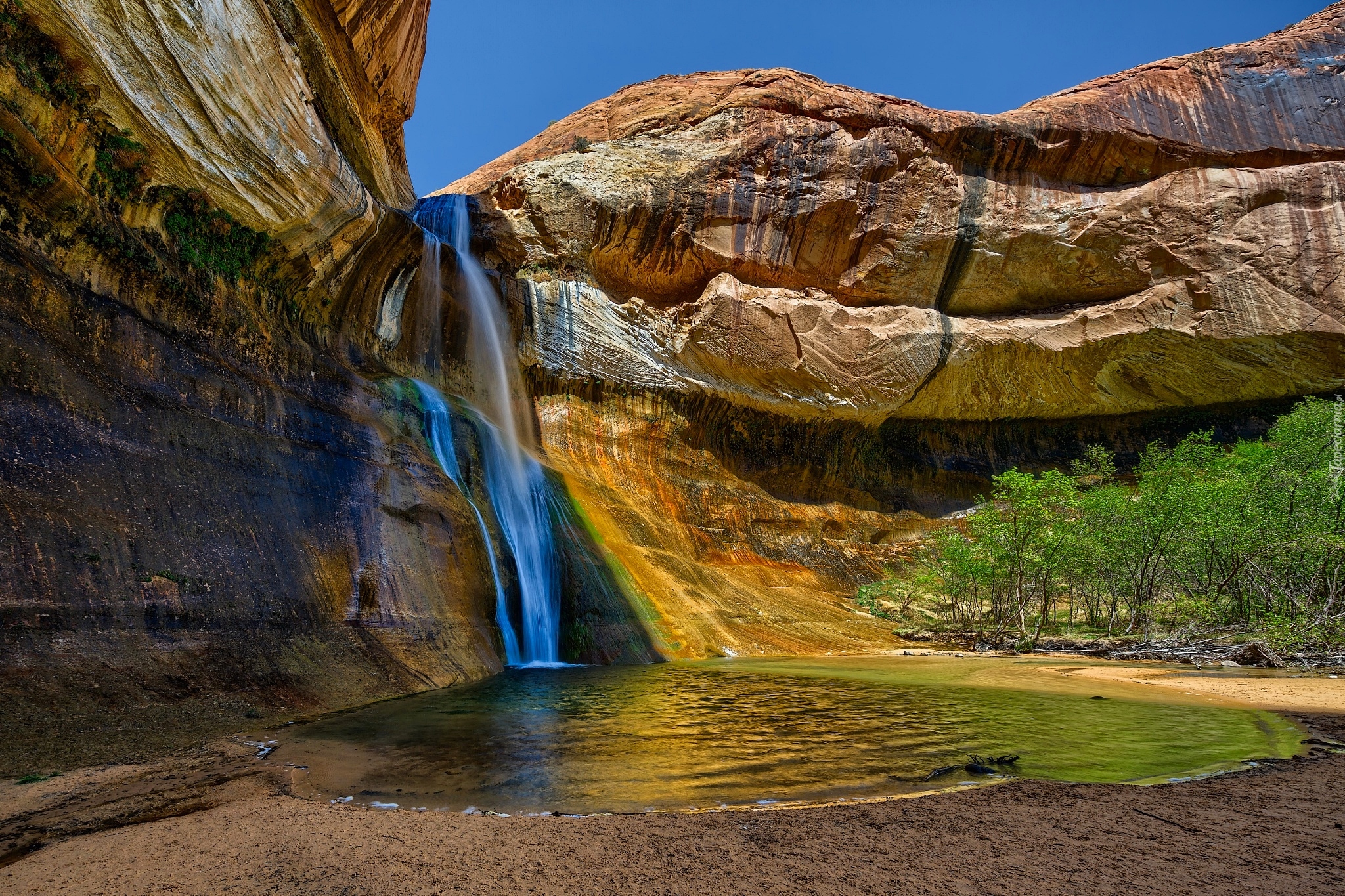 Stany Zjednoczone, Stan Utah, Park Narodowy Capitol Reef, Skały, Wodospad Calf Creek Falls