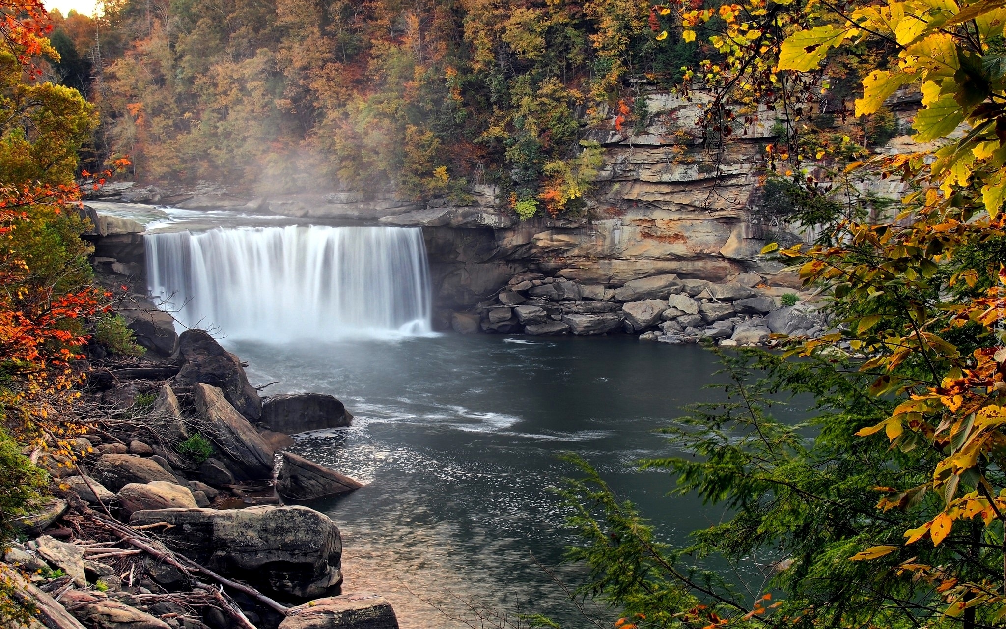 Stany Zjednoczone, Stan Kentucky, Park Narodowy Cumberland Falls, Wodospad Cumberland, Skały, Rzeka Cumberland, Drzewa, Kamienie