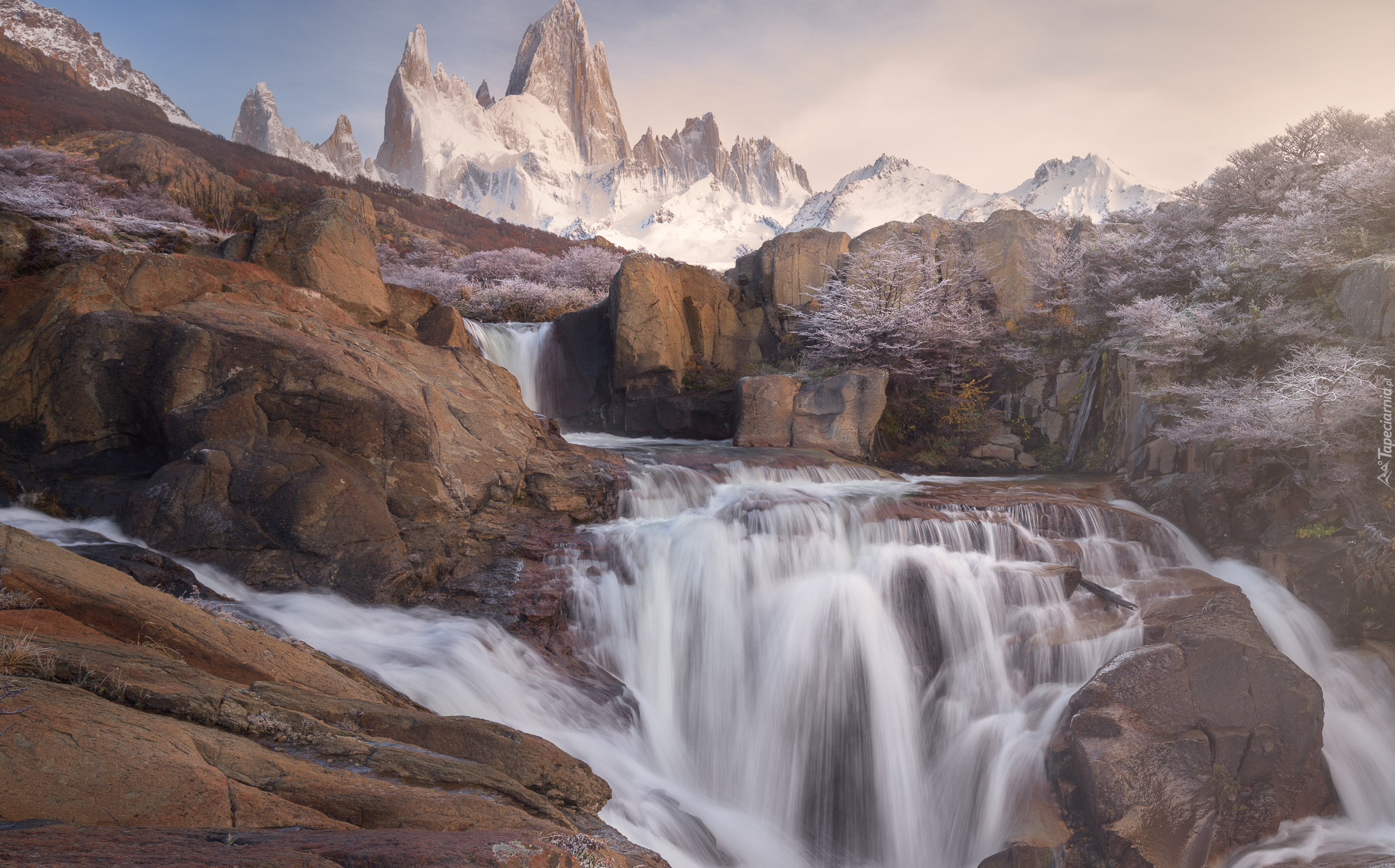 Góry Andy, Szczyt Fitz Roy, Rzeka, Wodospad, Skały, Kamienie, Park Narodowy Los Glaciares, Patagonia, Argentyna