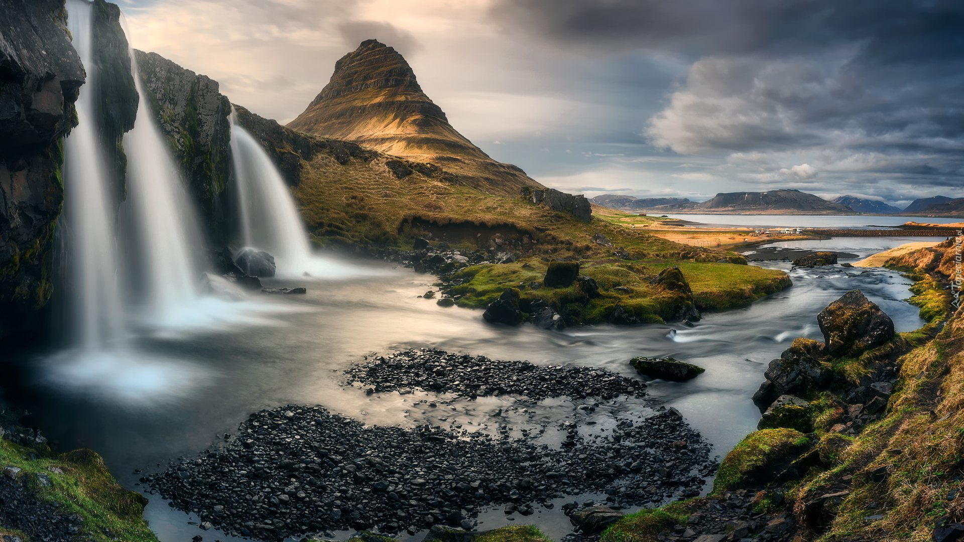 Islandia, Półwysep Snaefellsnes, Góra Kirkjufell, Wodospad Kirkjufellsfoss, Rzeka, Chmury