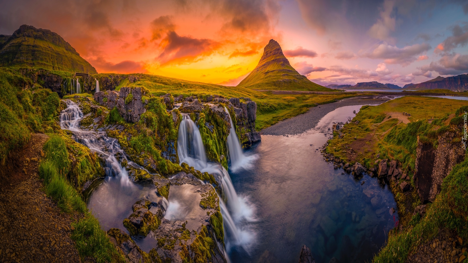 Islandia, Półwysep Snaefellsnes, Góra, Kirkjufell, Wodospady, Rzeka. Zachód słońca