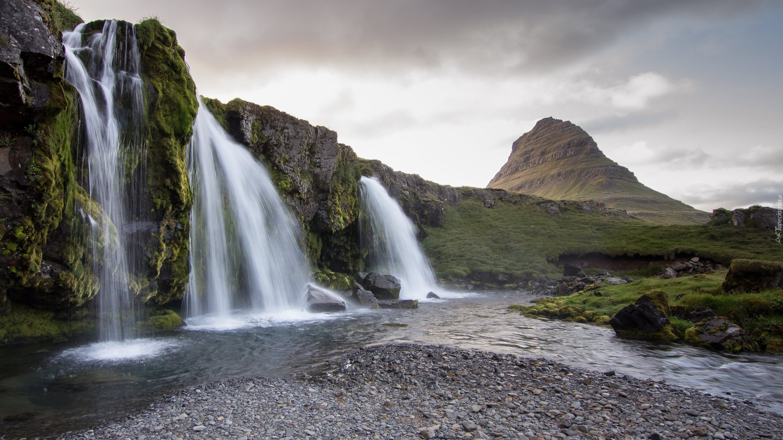 Wodospad Kirkjufellsfoss, Góra Kirkjufell, Skały, Półwysep Snaefellsnes, Islandia