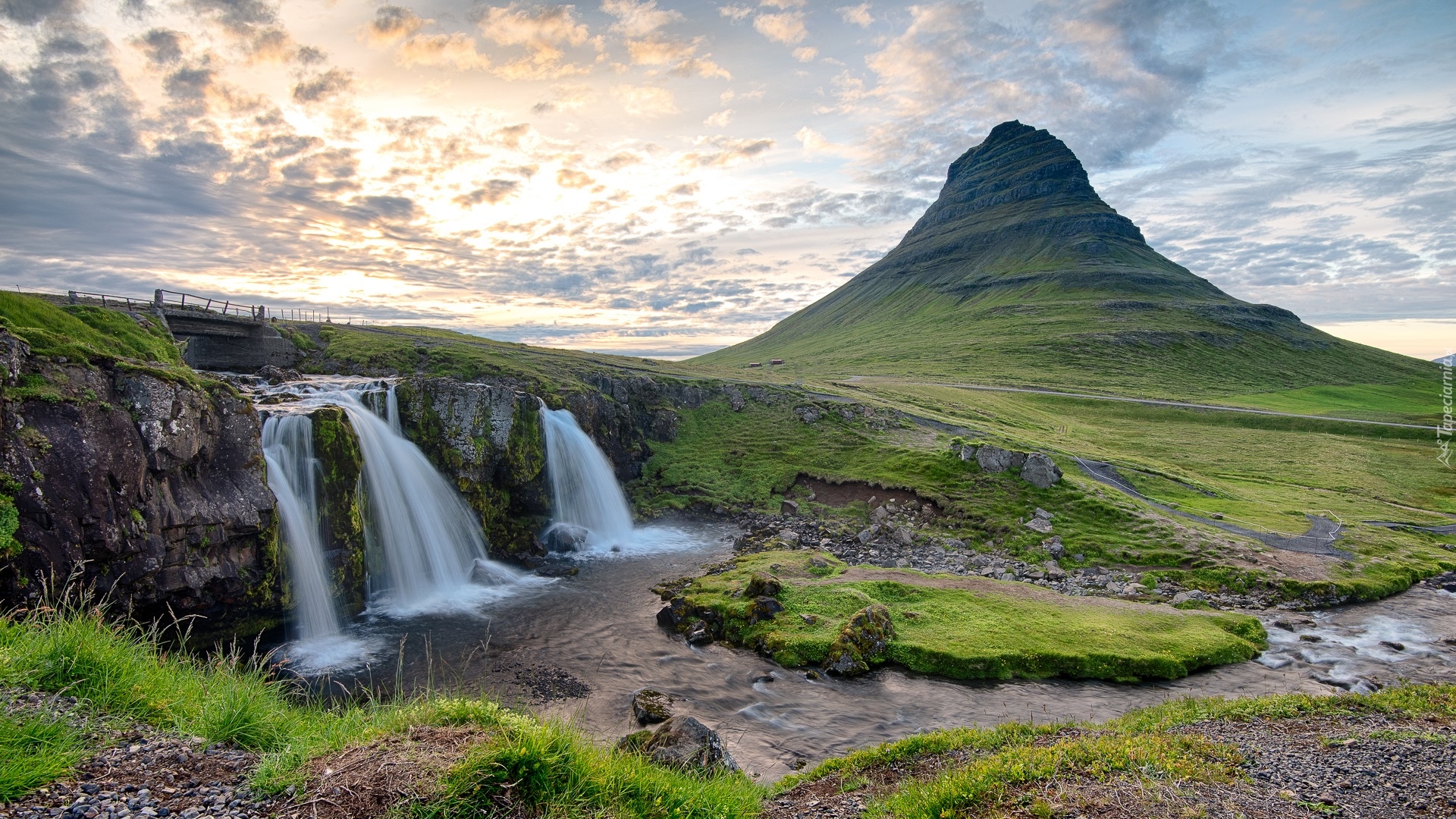 Góra Kirkjufell, Rzeka, Wodospad Kirkjufellsfoss, Wschód słońca, Chmury, Półwysep Snaefellsnes, Islandia
