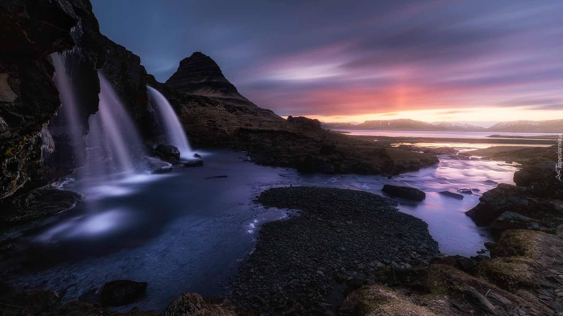 Góra Kirkjufell, Rzeka, Wodospad Kirkjufellsfoss, Zachód słońca, Półwysep Snaefellsnes, Islandia