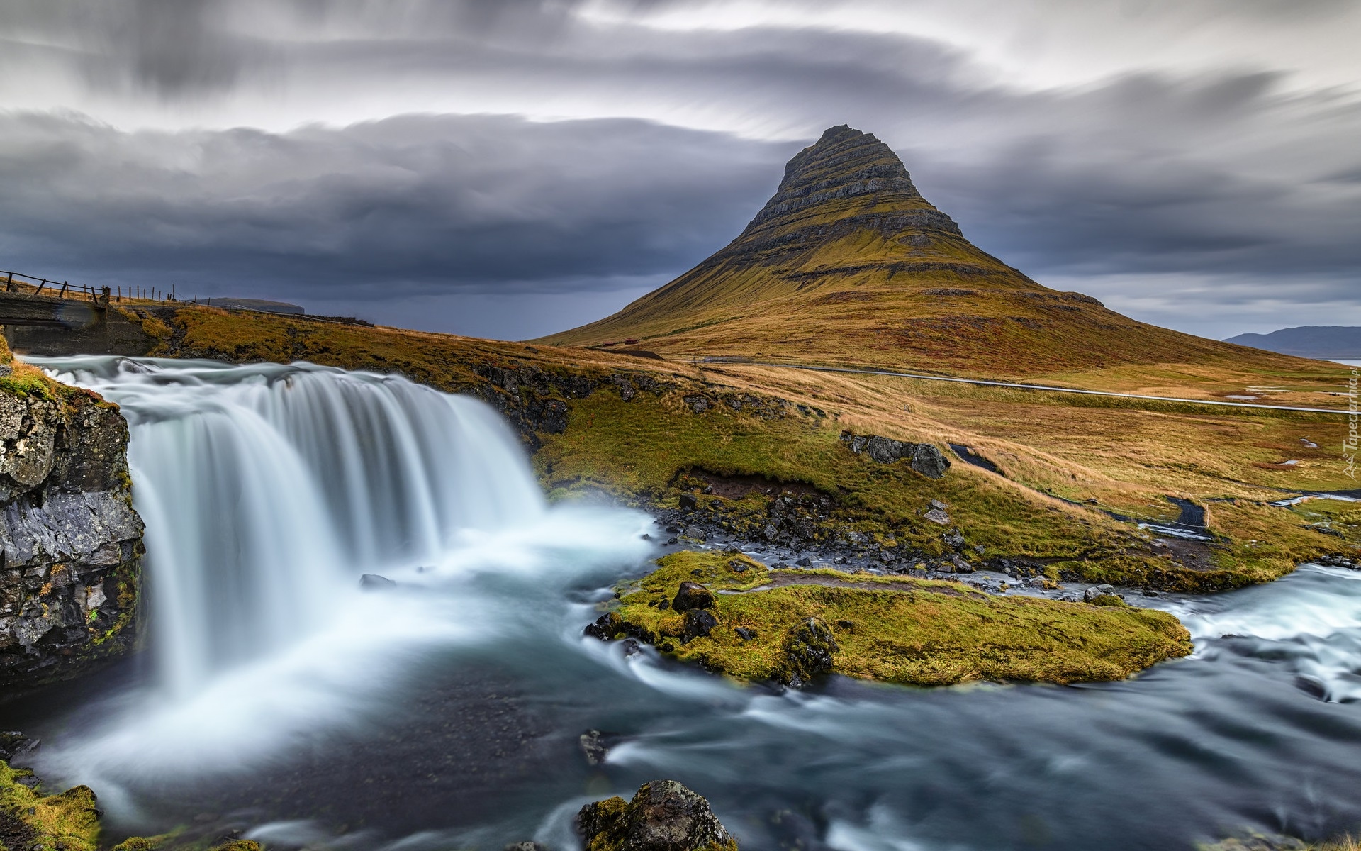 Góra Kirkjufell, Wodospad Kirkjufellsfoss, Rzeka, Ciemne, Chmury, Półwysep Snaefellsnes, Islandia