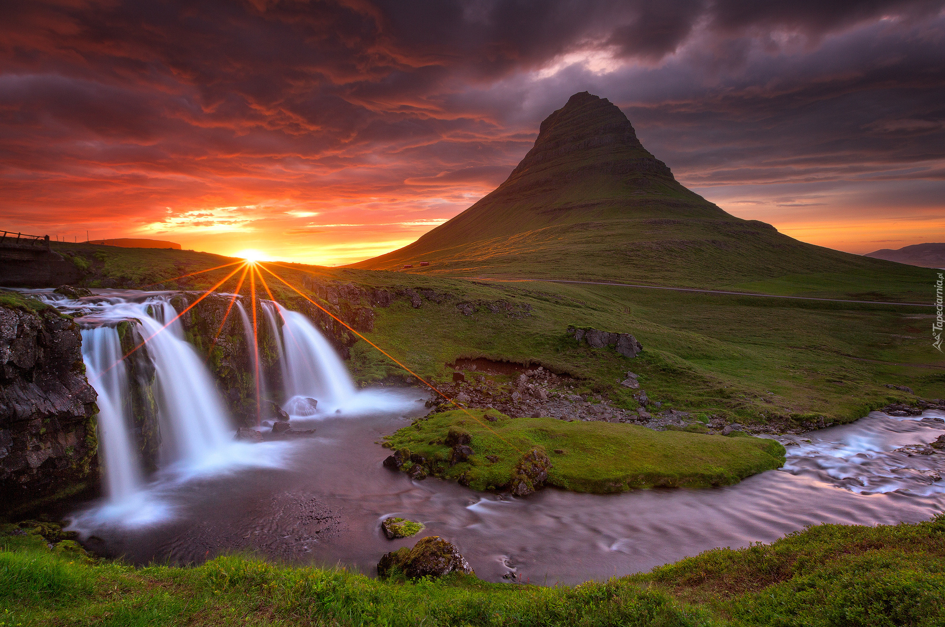 Islandia, Wodospad Kirkjufellsfoss, Góra Kirkjufell, Rzeka, Zachód słońca, Chmury