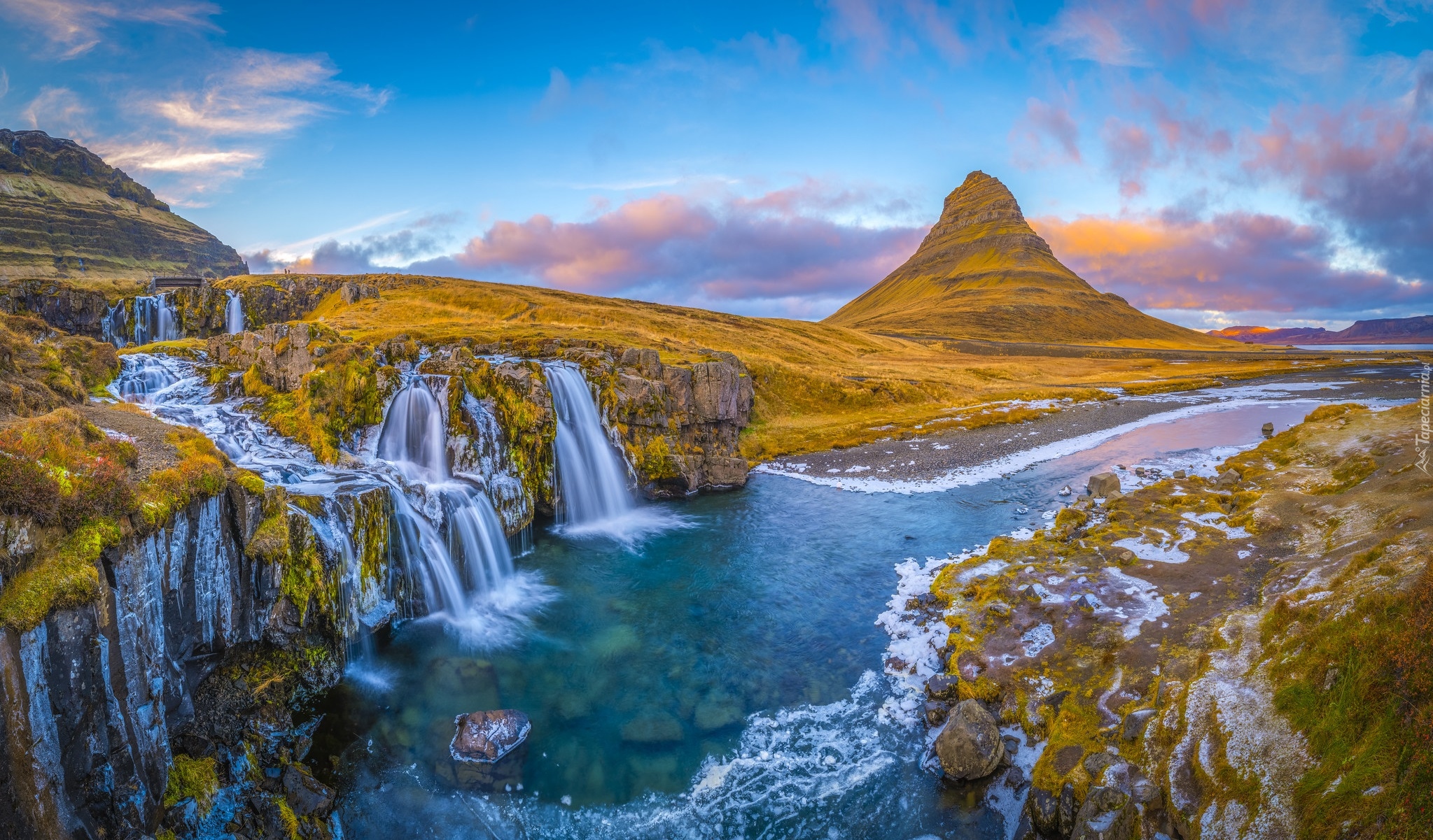 Góra Kirkjufell, Rzeka, Wodospad Kirkjufellsfoss, Chmury, Islandia