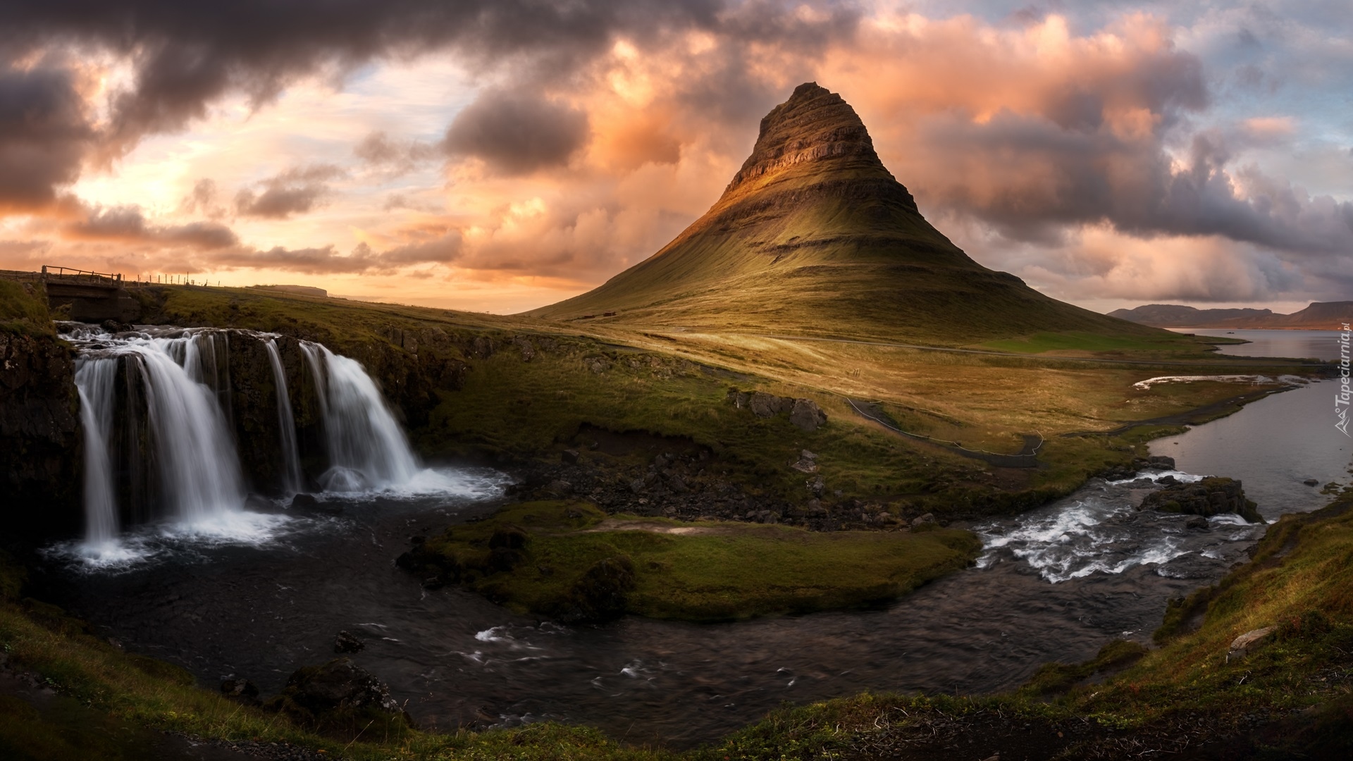 Islandia, Góra Kirkjufell, Wodospad Kirkjufellsfoss, Chmury