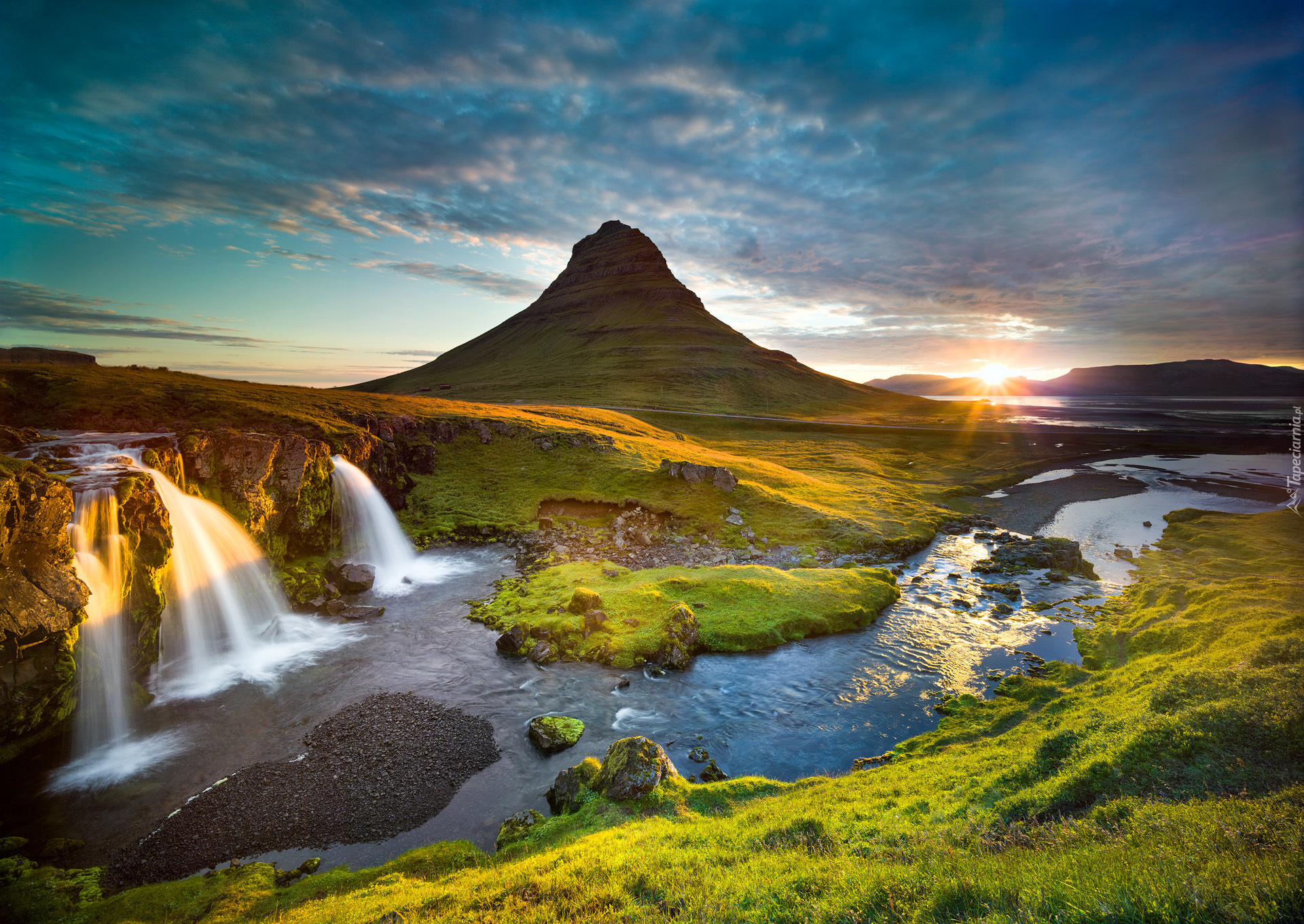 Islandia, Wodospad Kirkjufellsfoss, Góra Kirkjufell, Promienie słońca
