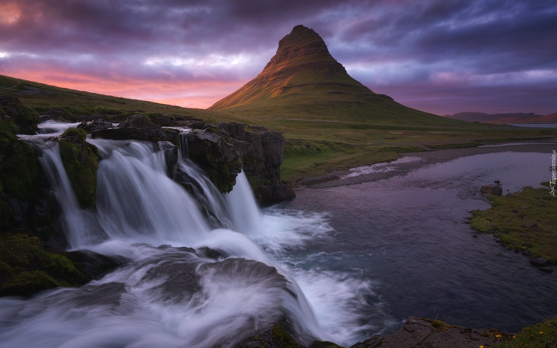Islandia, Góra Kirkjufell, Wodospad Kirkjufellsfoss, Rzeka, Chmury