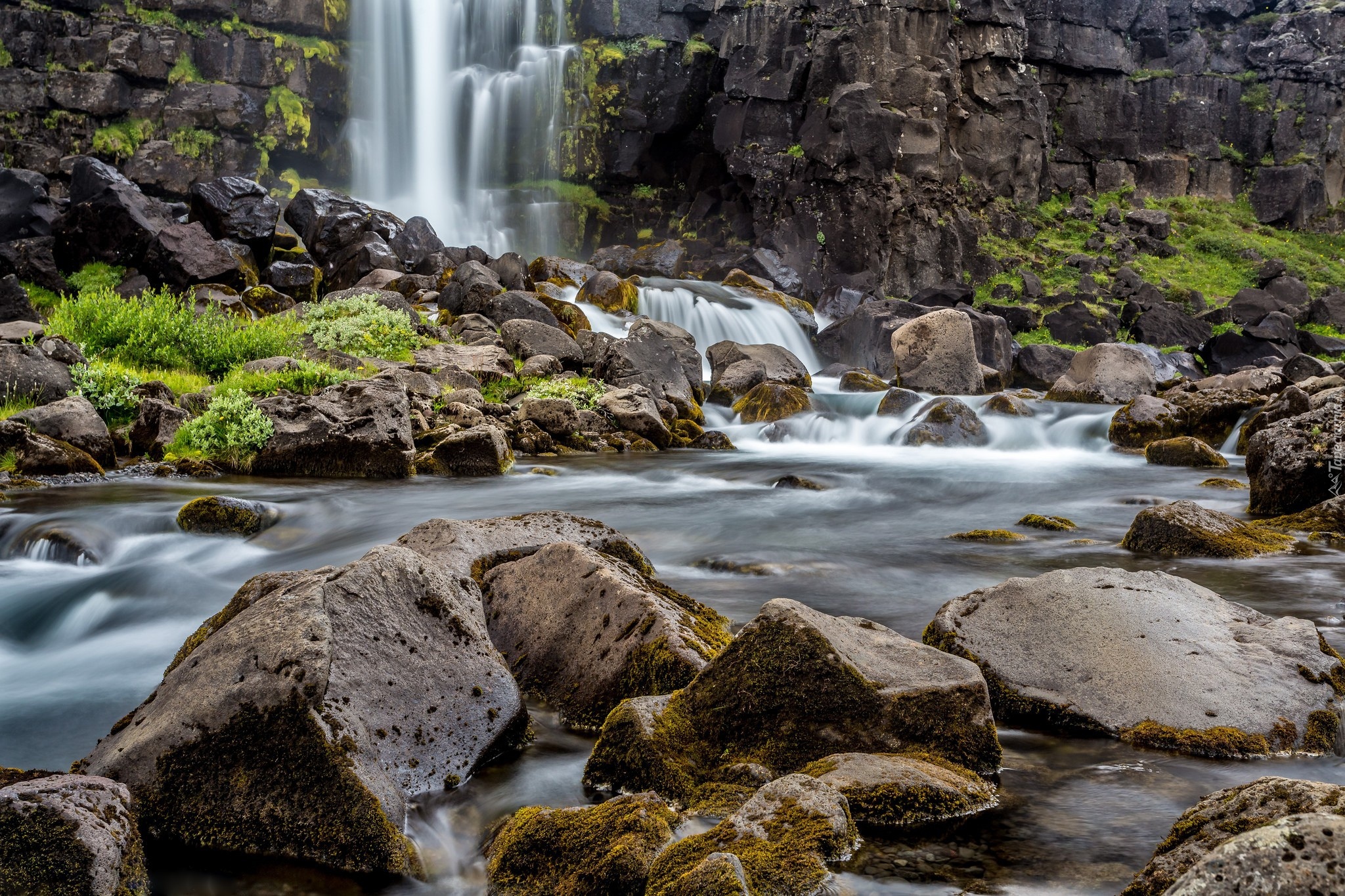 Wodospad Oxararfoss, Park Narodowy Thingvellir, Obszar Þingvellir, Islandia, Rzeka Oxara, Skały, Kamienie, Rośliny