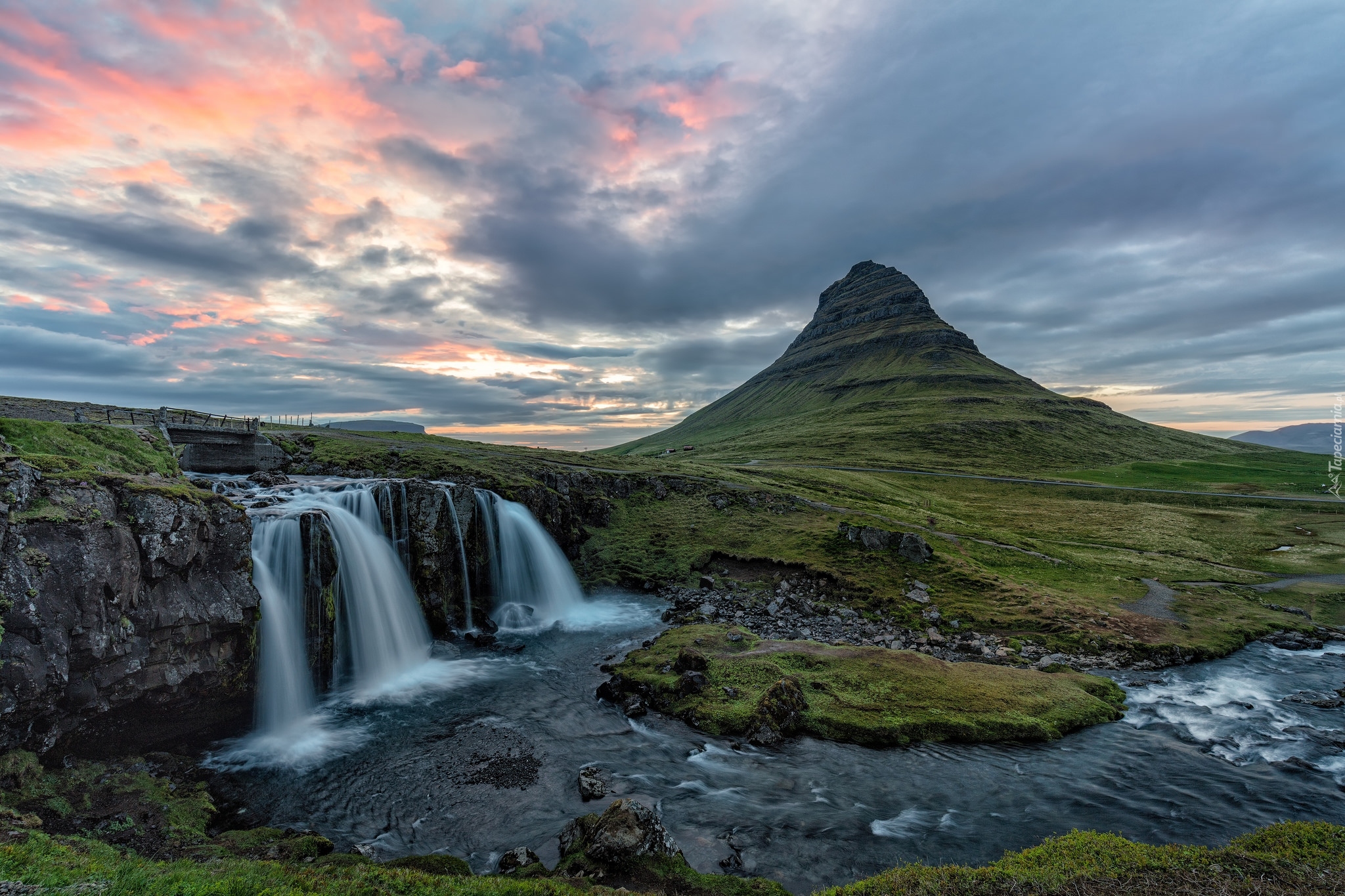 Góra Kirkjufell, Wodospad Kirkjufellsfoss, Rzeka, Chmury, Półwysep Snaefellsnes, Islandia