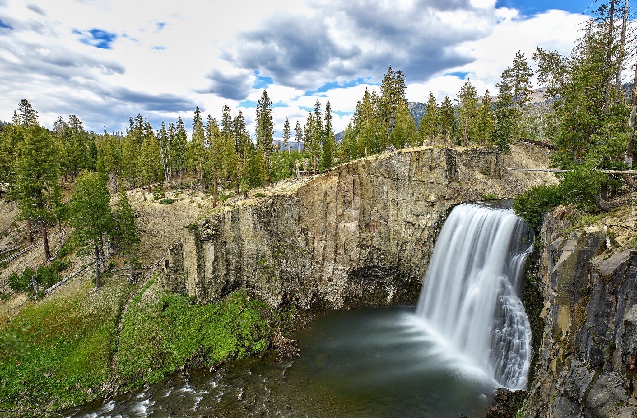 Wodospad Rainbow Falls, Skały, Świerki, Devils Postpile National Monument, Stan Kalifornia, Stany Zjednoczone