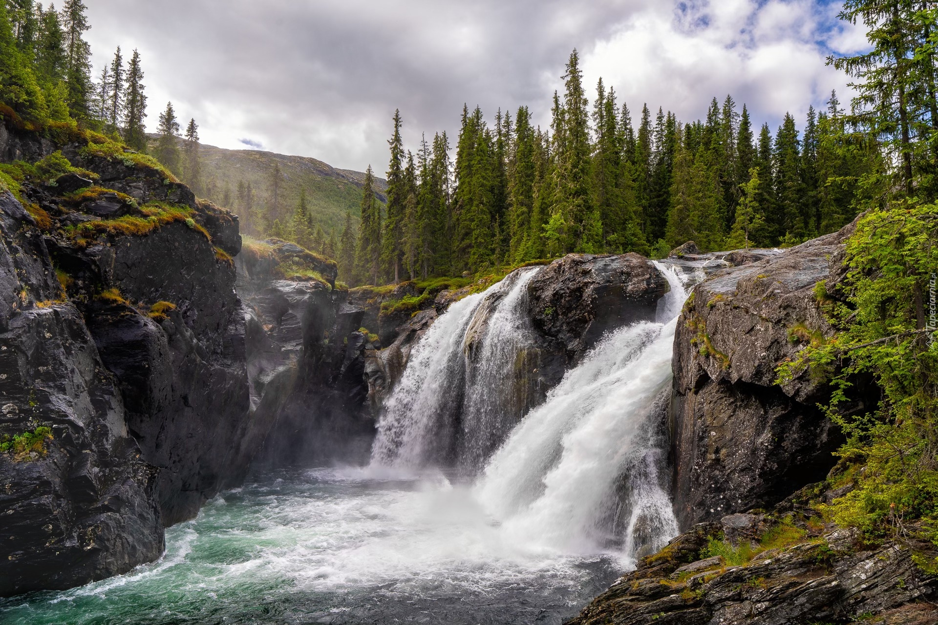 Norwegia, Hemsedal, Wodospad, Rjukandefossen, Skały, Las, Drzewa, Chmury