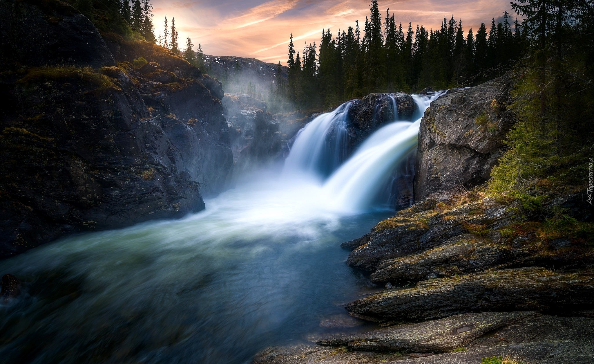 Norwegia, Gmina Hemsedal, Wodospad Rjukandefossen, Skały, Drzewa