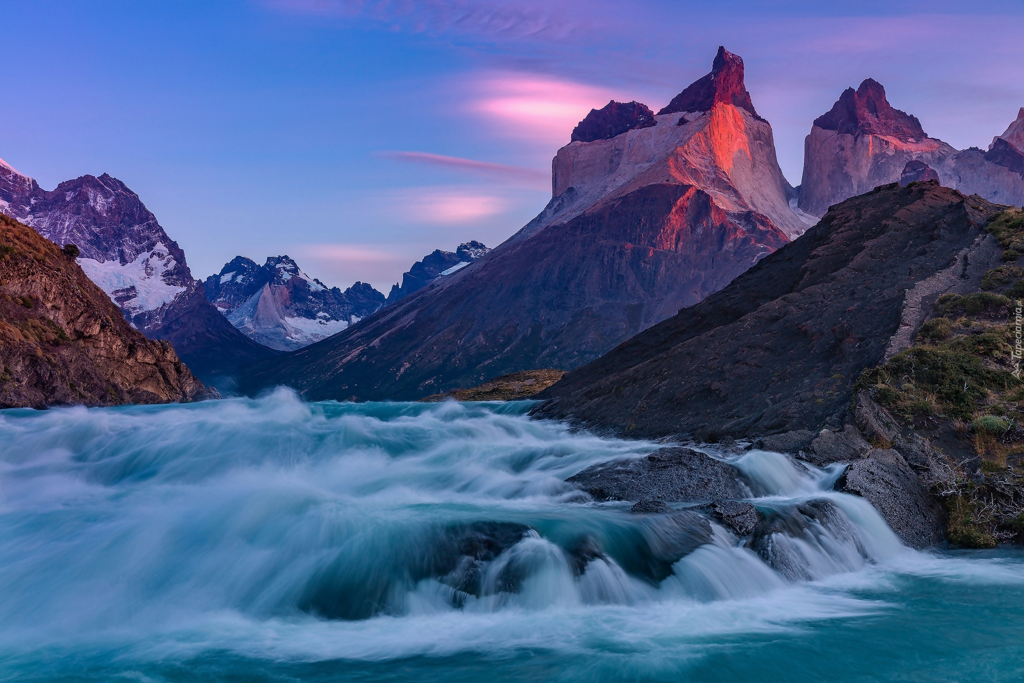 Chile, Patagonia, Park Narodowy Torres del Paine, Rzeka Paine, Wodospad Salto Grande, Góry