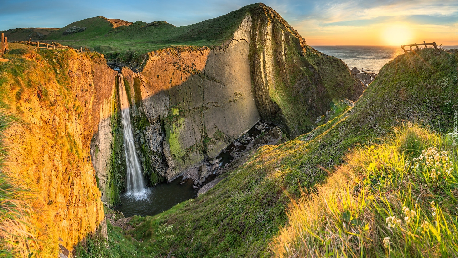 Anglia, Hrabstwo Devon, Góry, Morze, Wybrzeże Hartland, Wodospad, Spekes Mill Mouth Waterfall, Wąwóz, Skały, Roślinność, Wschód słońca