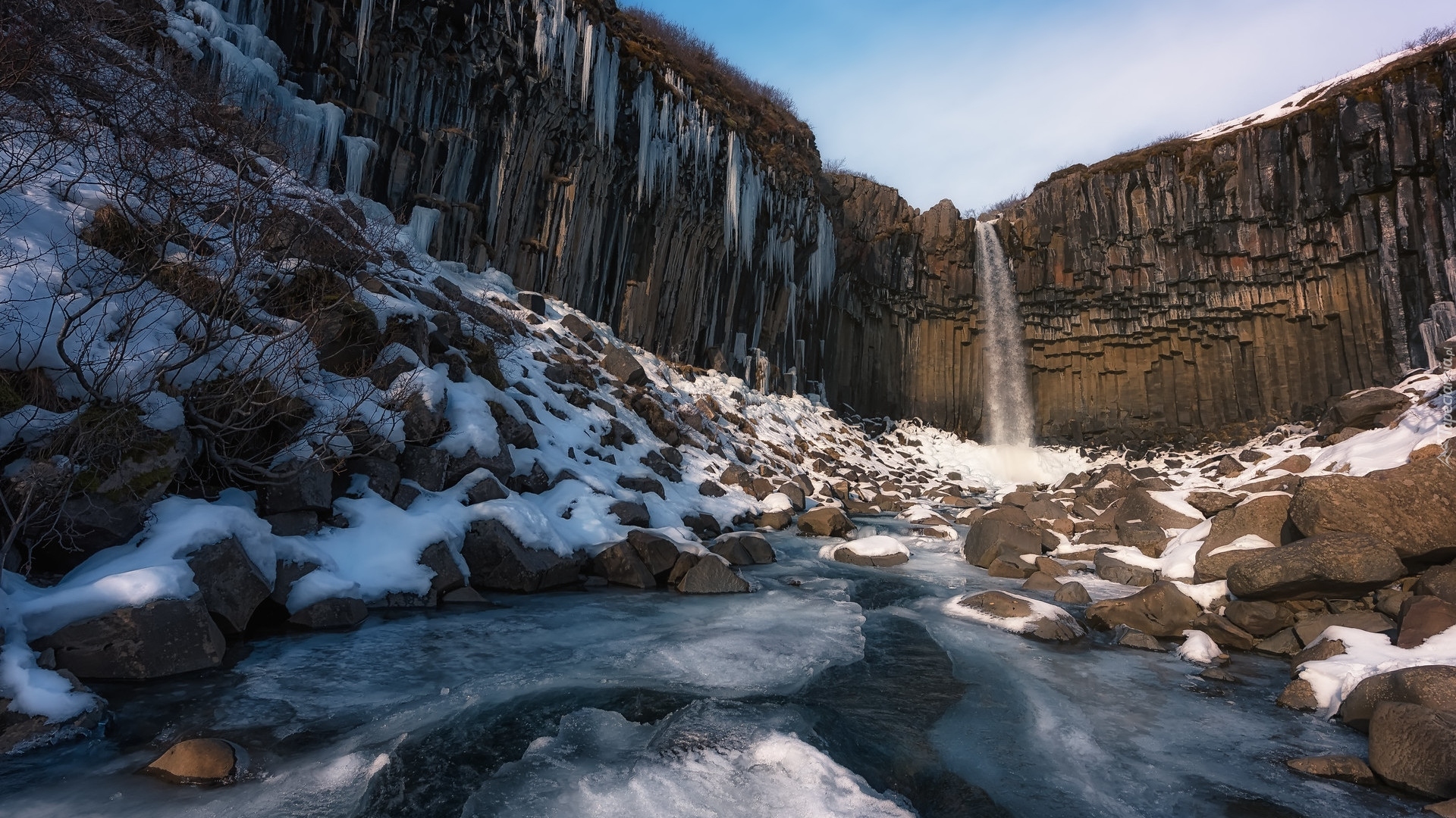 Park Narodowy Vatnajokull, Skaftafell, Wodospad Svartifoss, Śnieg, Skały, Kamienie, Islandia