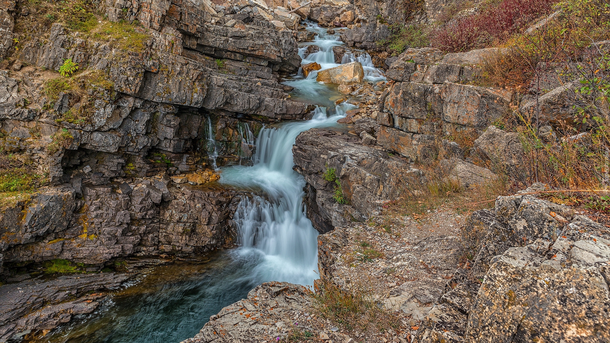 Stany Zjednoczone, Stan Montana, Park Narodowy Glacier, Skały, Wodospad, Swiftcurrent Falls