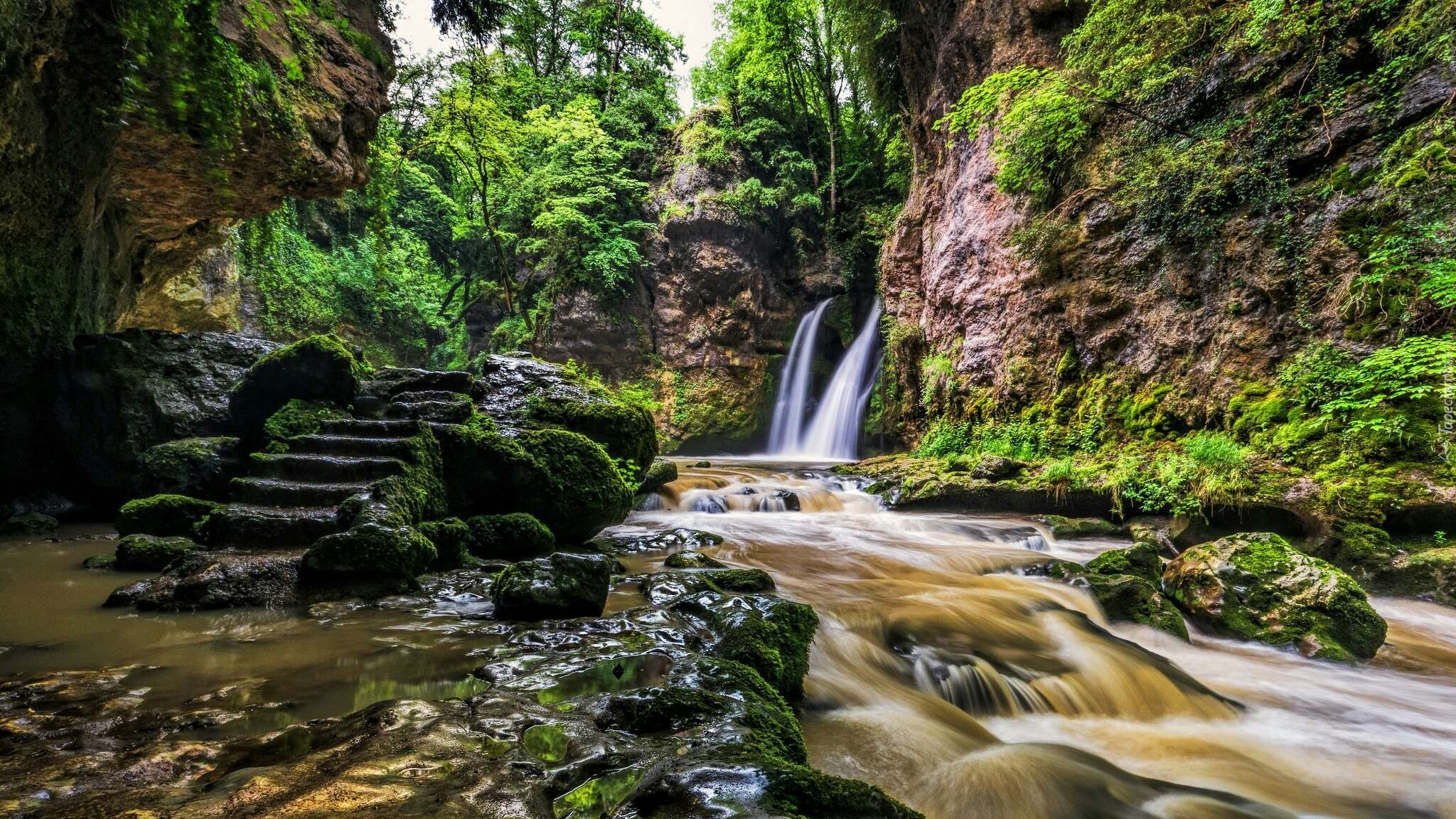 Szwajcaria, Kanton Vaud, Gmina La Sarraz, Rzeka Venoge, Wodospad Tine de Conflens, Skały, Schody, Kamienie, Rzeka, Drzewa