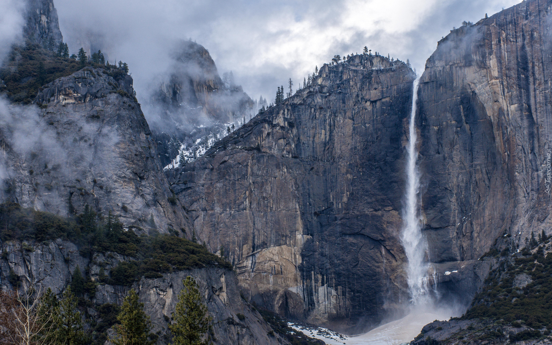 Góry, Drzewa, Mgła, Chmury, Skały, Wodospad, Upper Yosemite Falls, Park Narodowy Yosemite, Kalifornia, Stany Zjednoczone