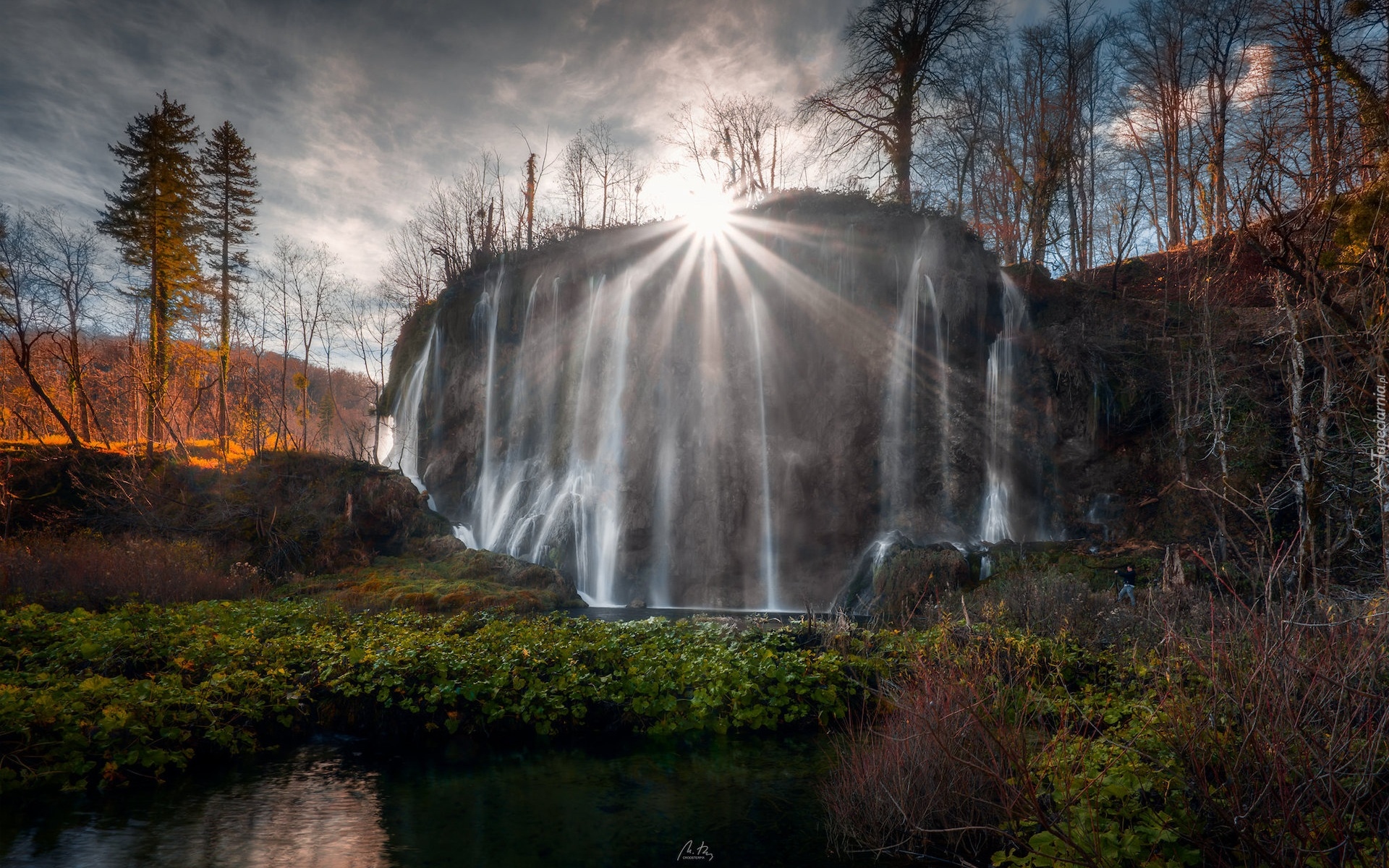 Wodospad, Park Narodowy Jezior Plitwickich, Promienie słońca, Jesień, Drzewa, Rośliny, Chorwacja