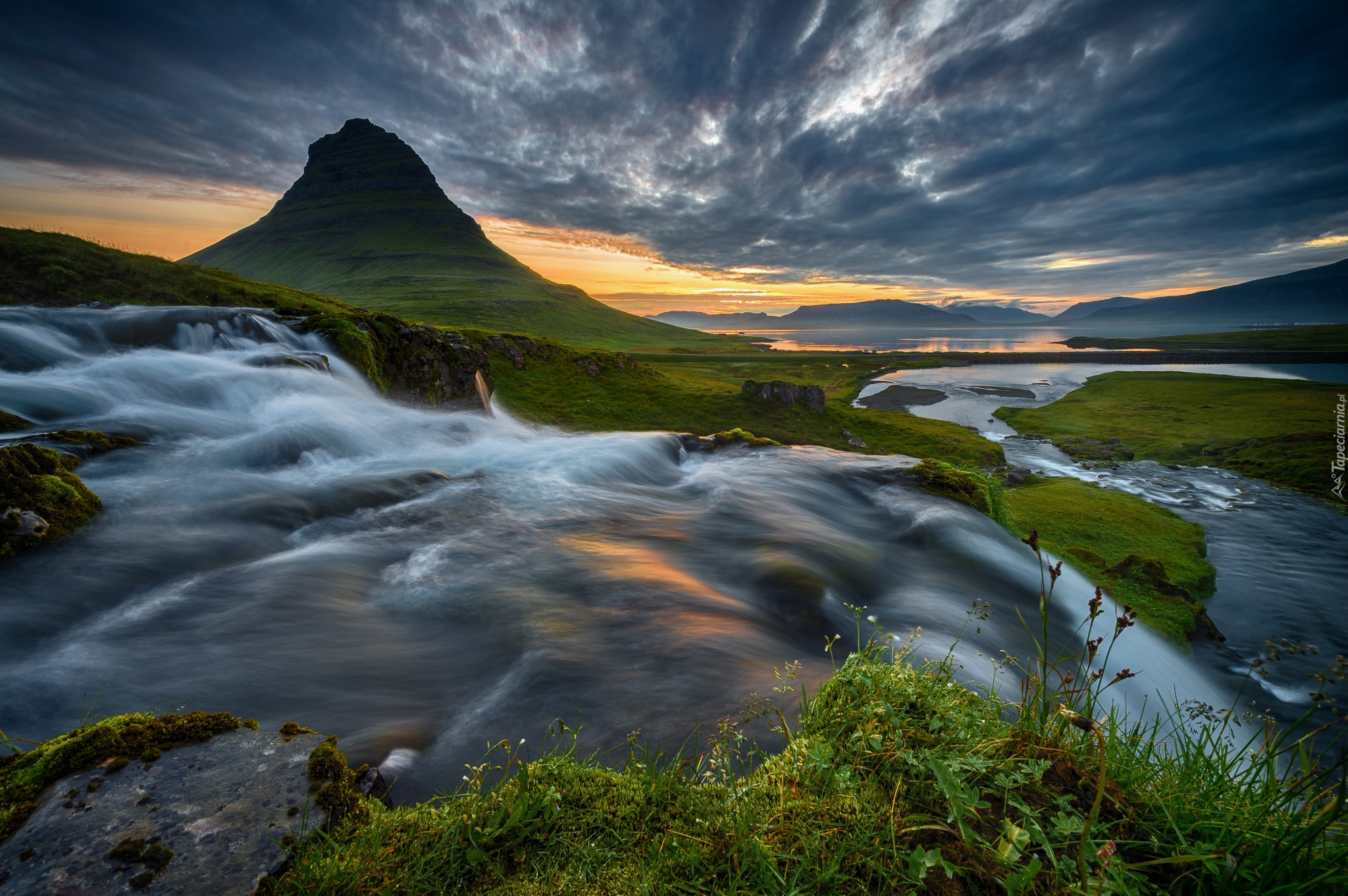 Islandia, Góra Kirkjufell, Wodospad Kirkjufellsfoss, Rzeka