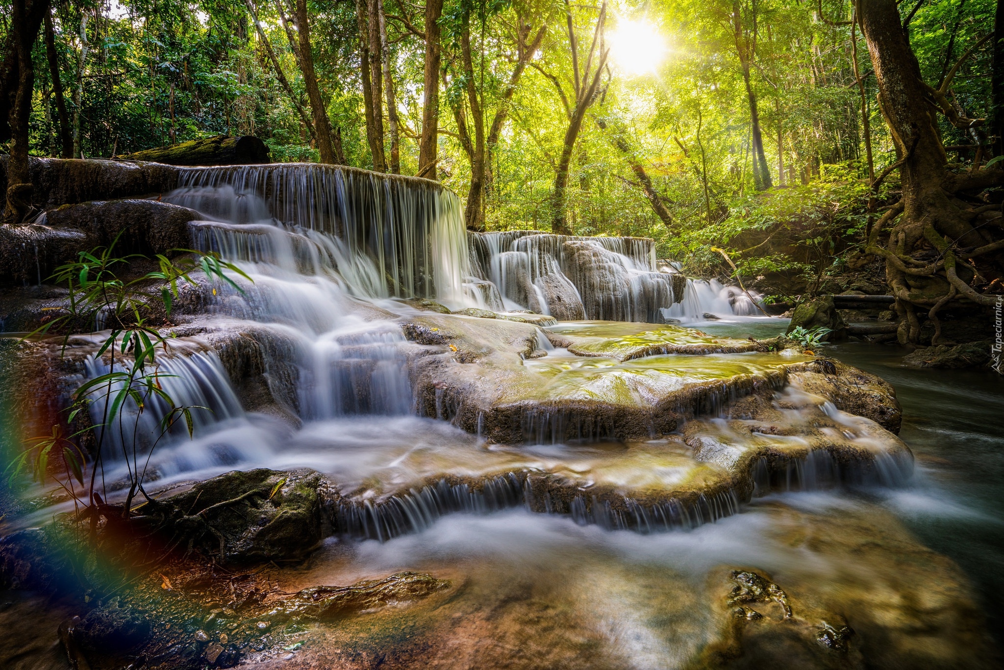 Wodospad kaskadowy, Skały, Drzewa, Las, Park Huai Mae Khamin Waterfall, Prowincja Kanchanaburi, Tajlandia