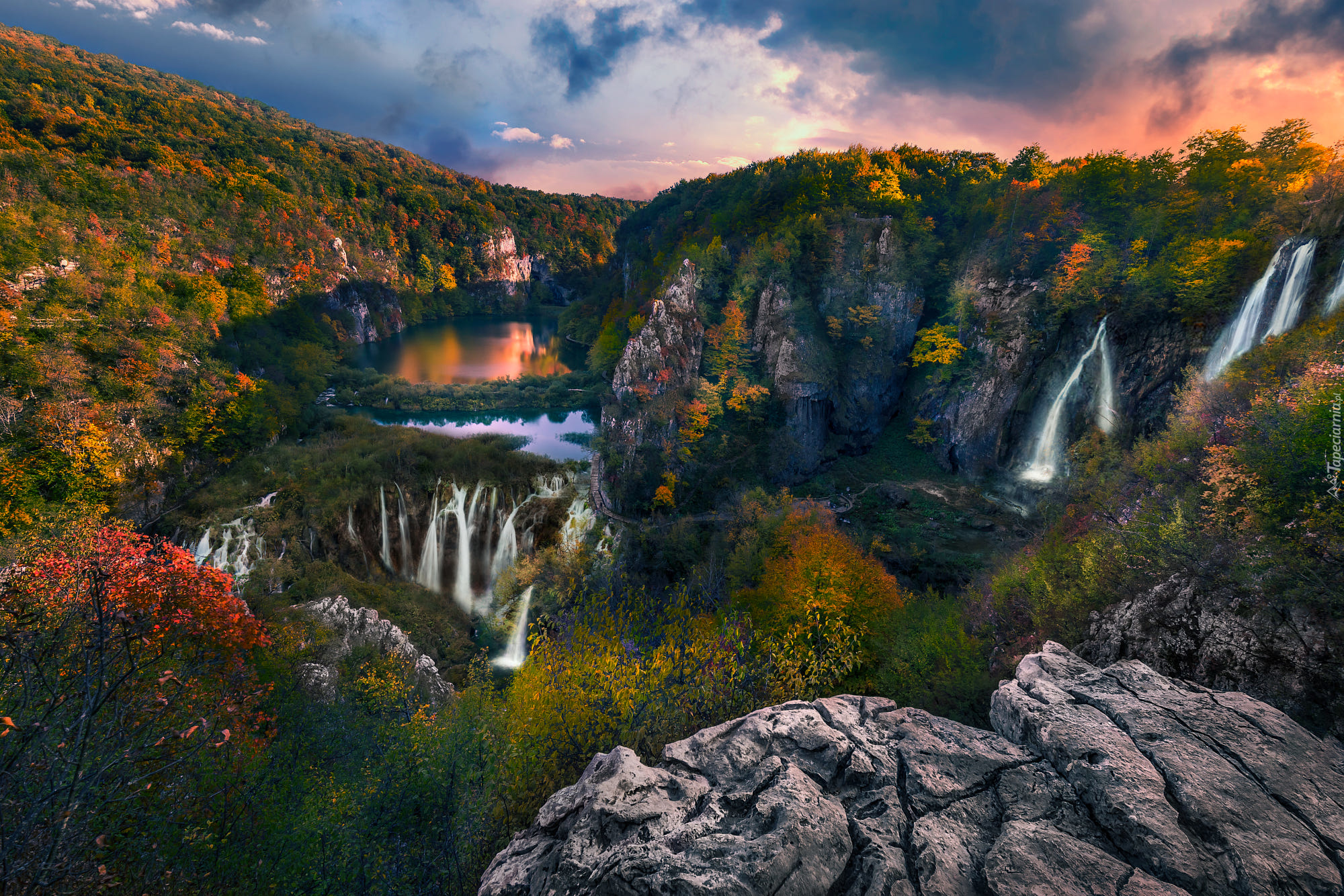 Park Narodowy Jezior Plitwickich, Plitvice, Chorwacja, Jesień, Góry, Drzewa, Skały, Wodospady, Jezioro, Chmury