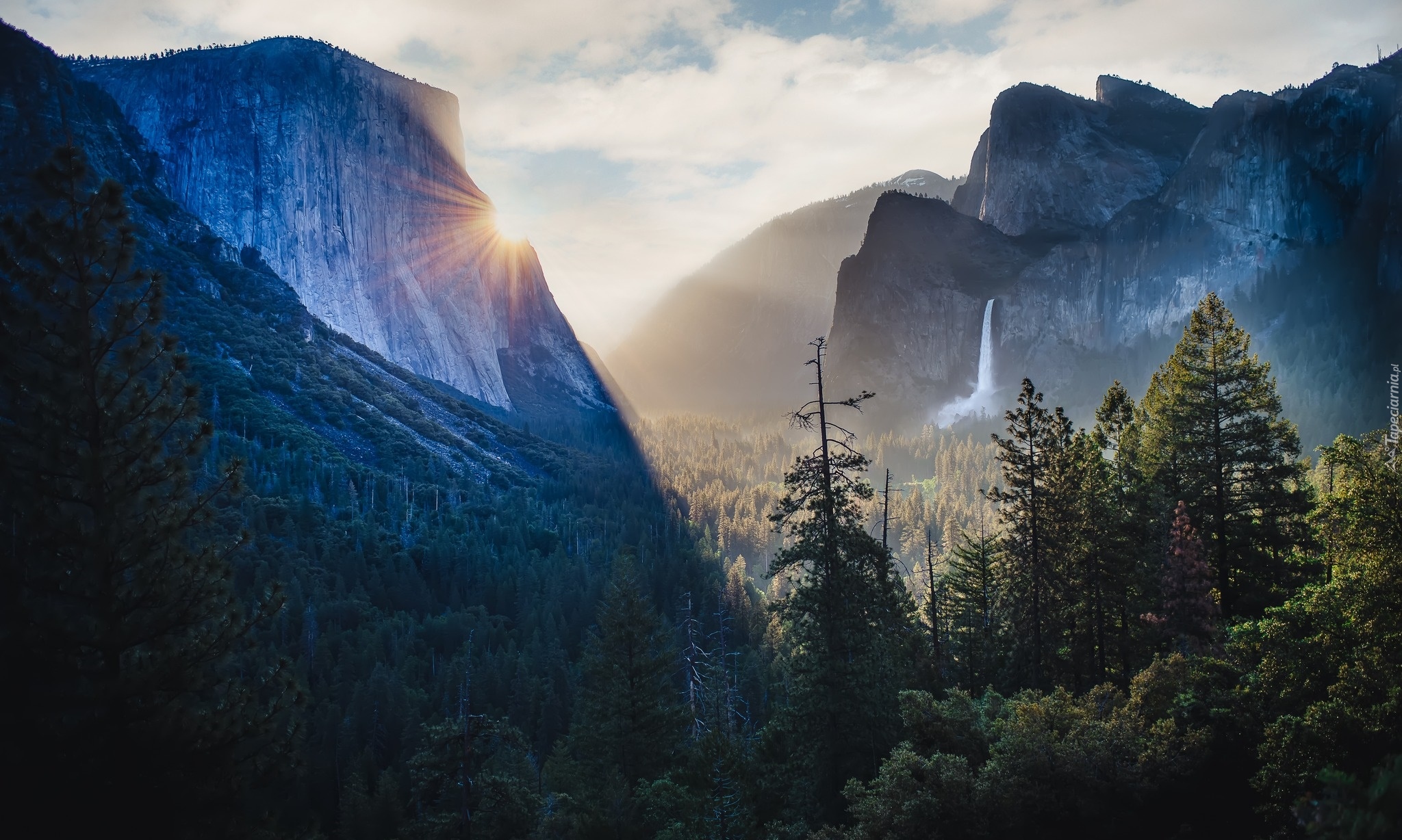 Góry, Wschód słońca, Drzewa, Wodospad Bridalveil Fall, Park Narodowy Yosemite, Kalifornia, Stany Zjednoczone