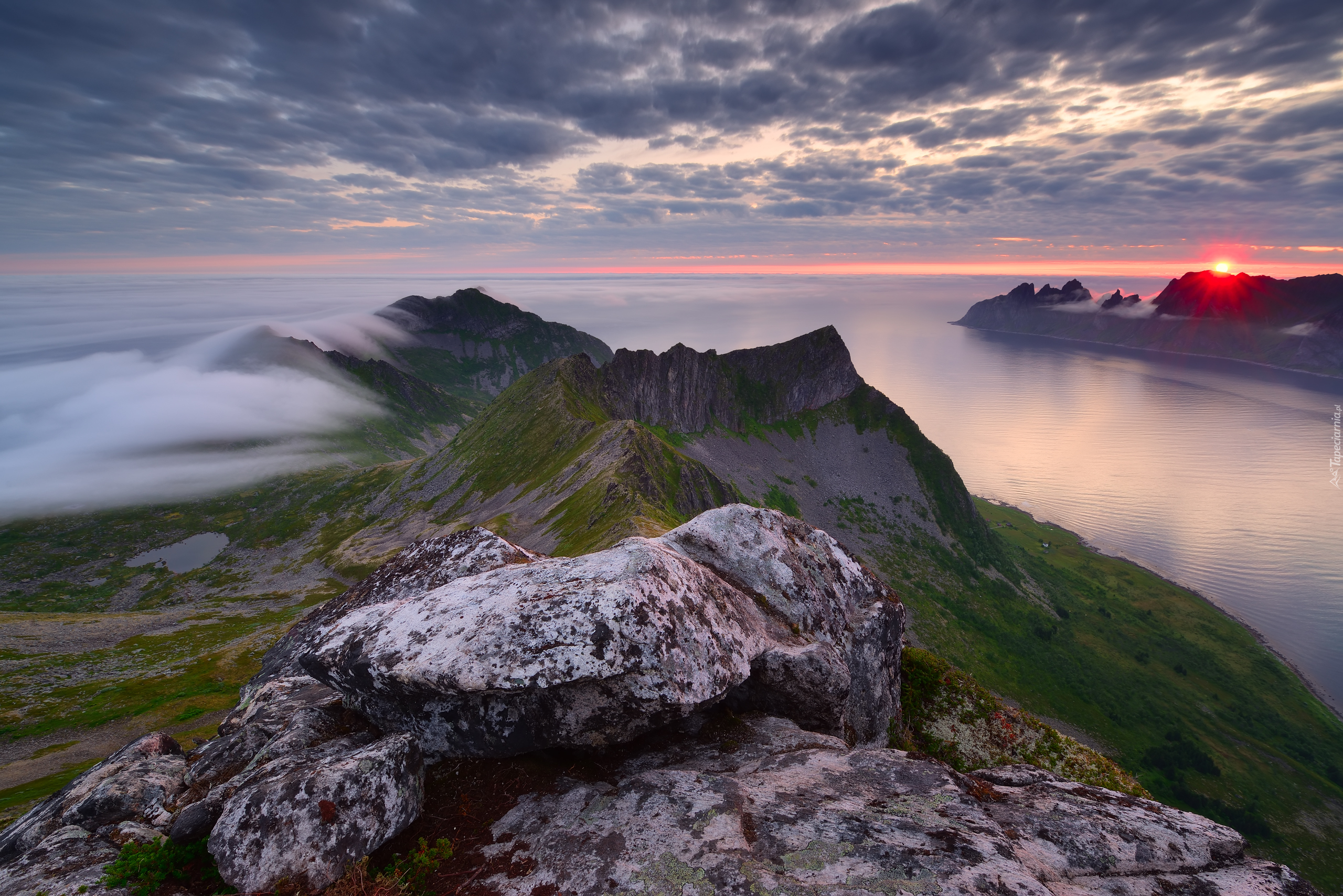 Wschód słońca, Morze, Góry, Skały, Szczyt Husfjellet, Mgła, Wyspa Senja, Norwegia