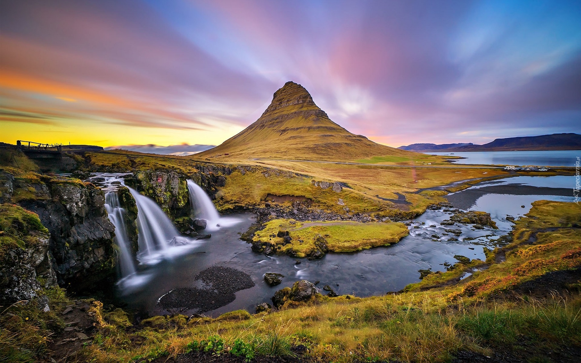 Islandia, Półwysep Snaefellsnes, Góra Kirkjufell, Wodospad Kirkjufellsfoss, Rzeka, Wchód słońca