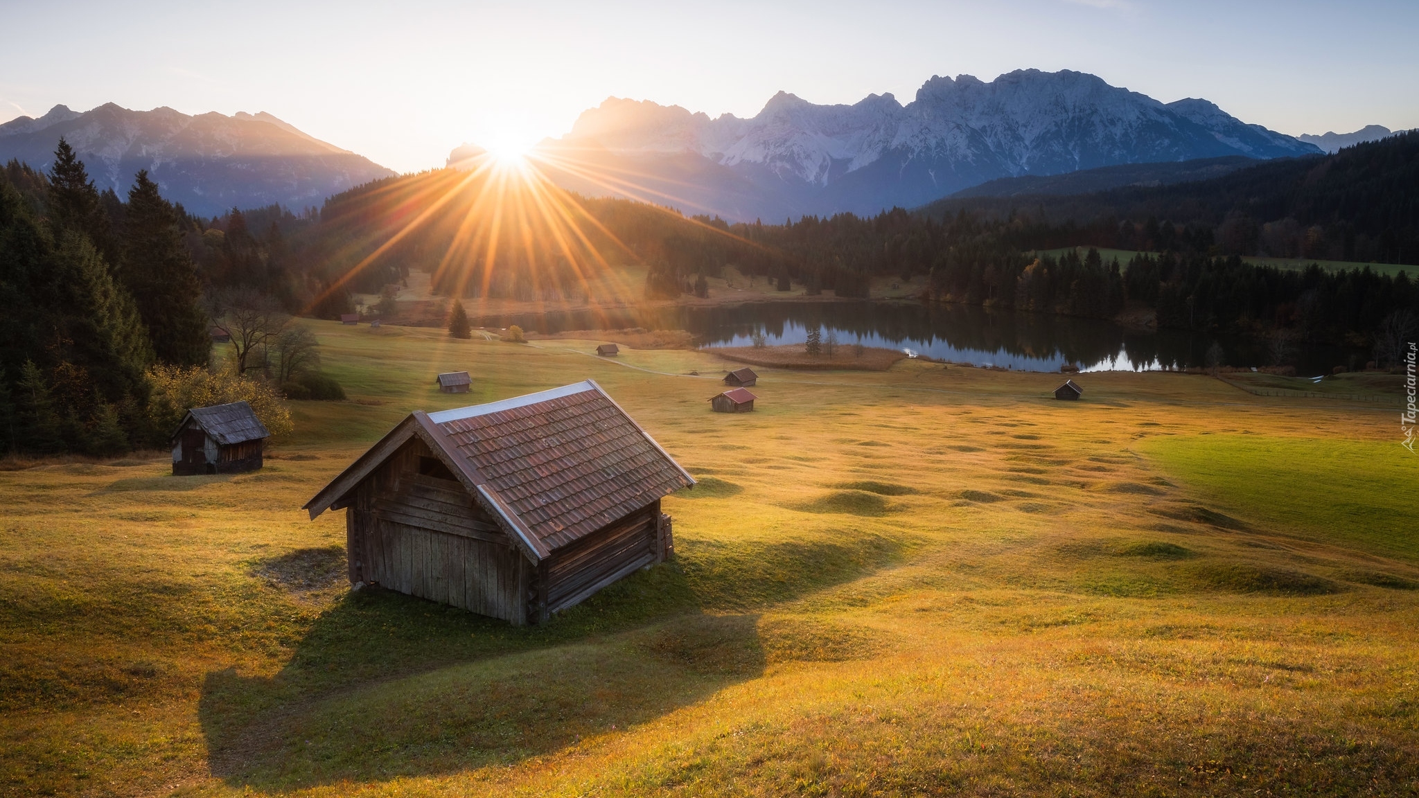 Wschód słońca, Promienie, Góry Karwendel, Miejscowość Krun, Jezioro Geroldsee, Las, Drzewa, Drewniany, Dom, Bawaria, Niemcy